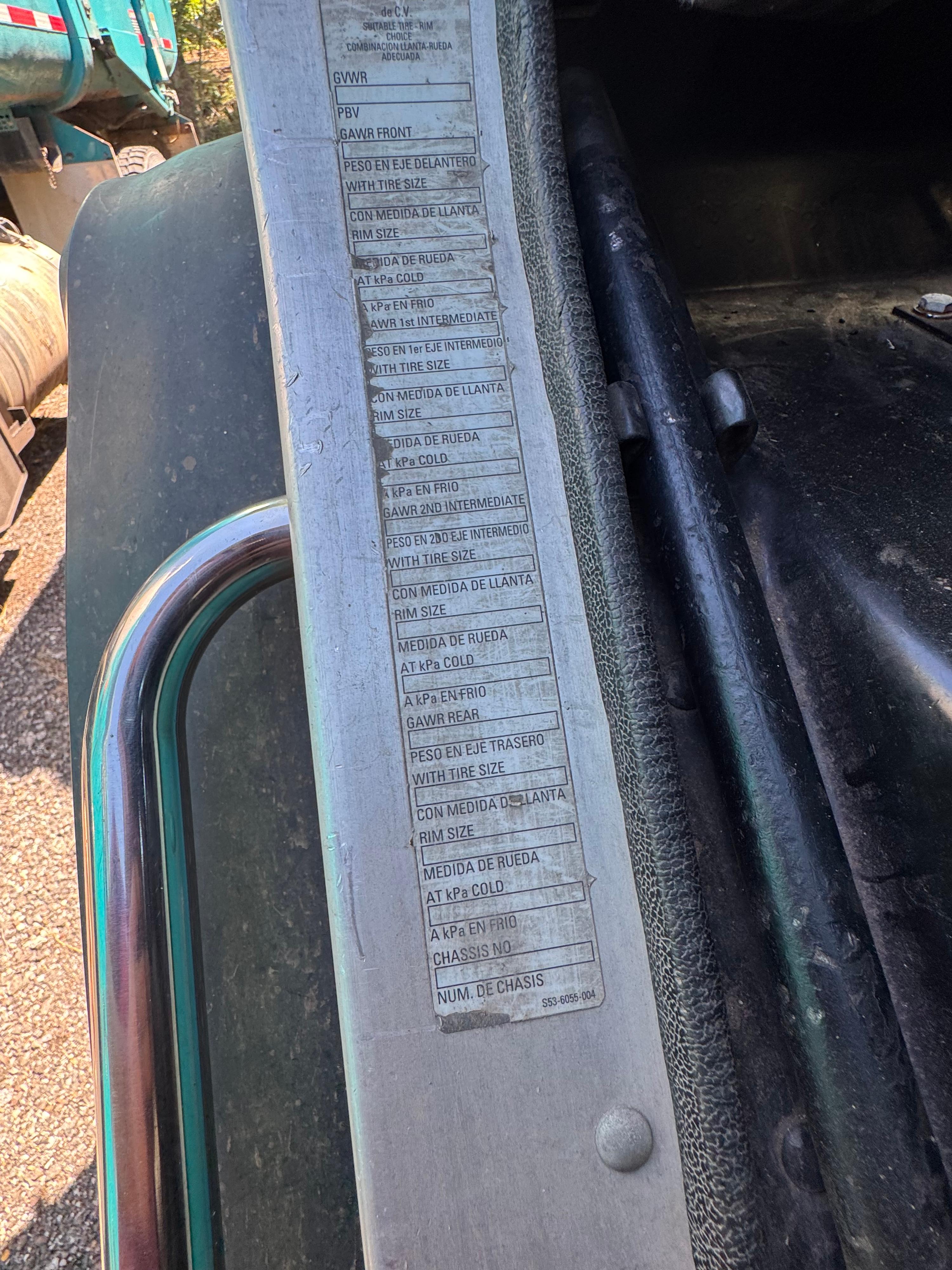2013 Peterbuilt 320 Garbage truck - image 20