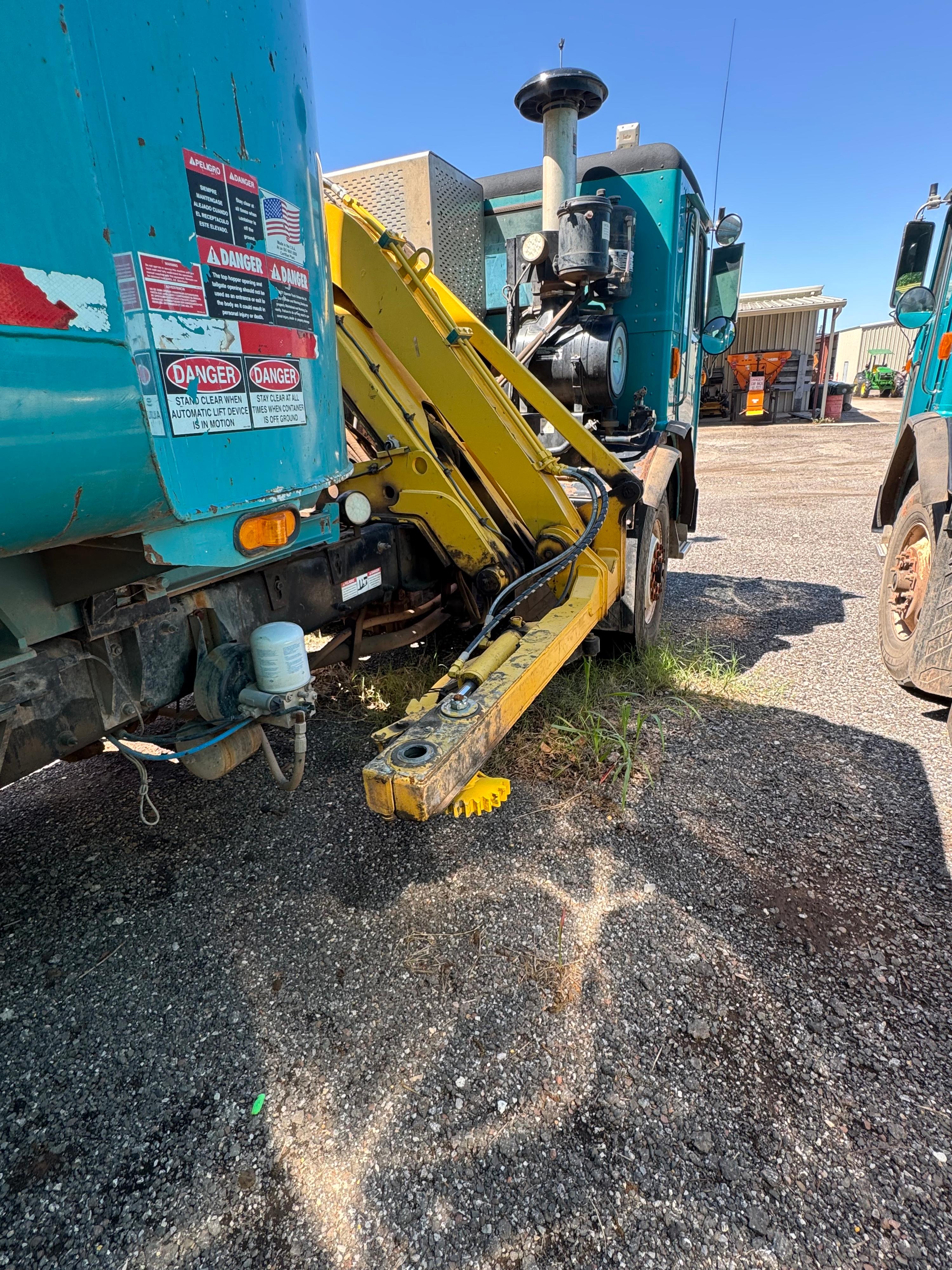 2013 Peterbuilt 320 Garbage truck - image 16