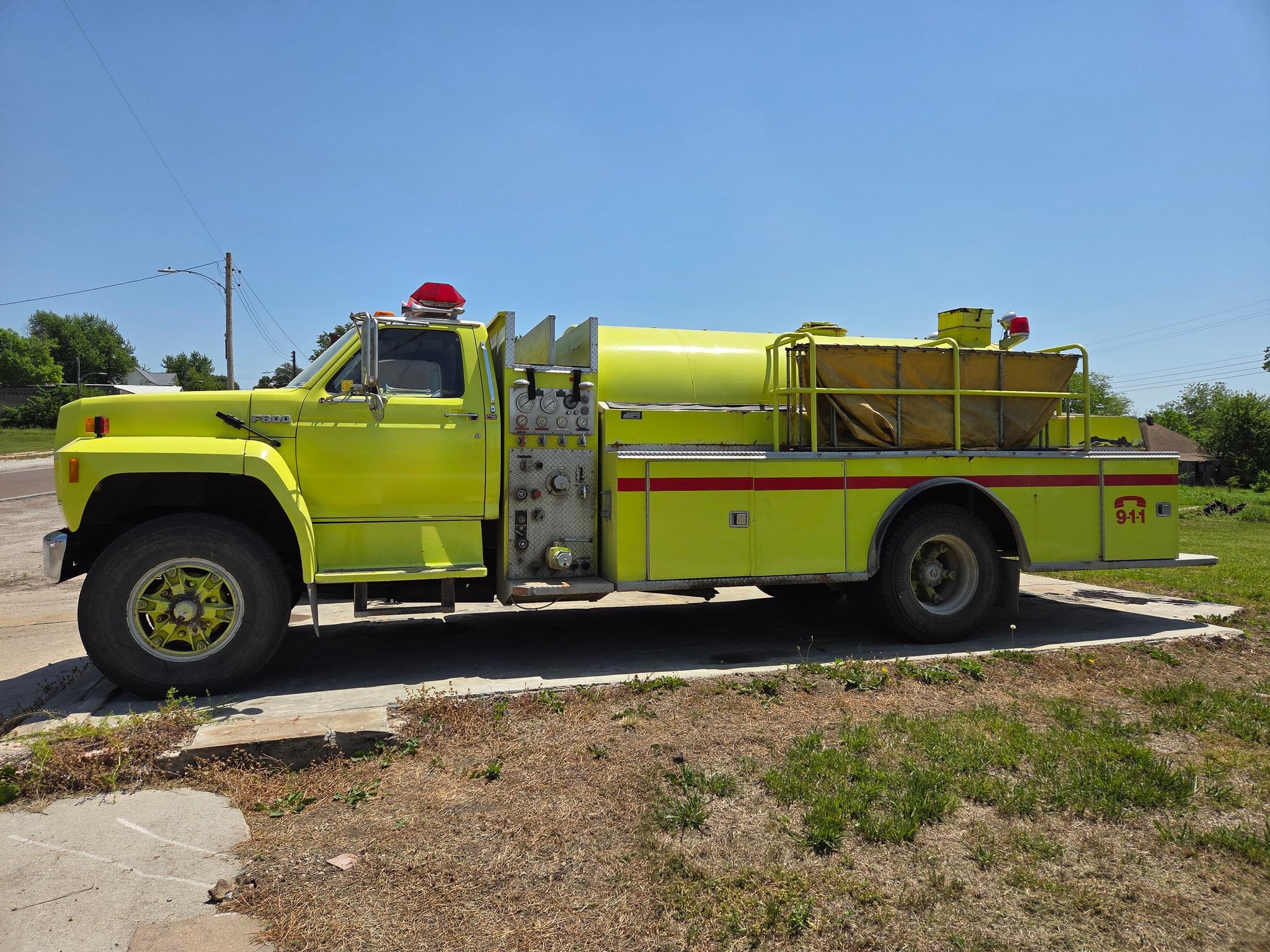 1989 Ford F800 Tanker - image 1