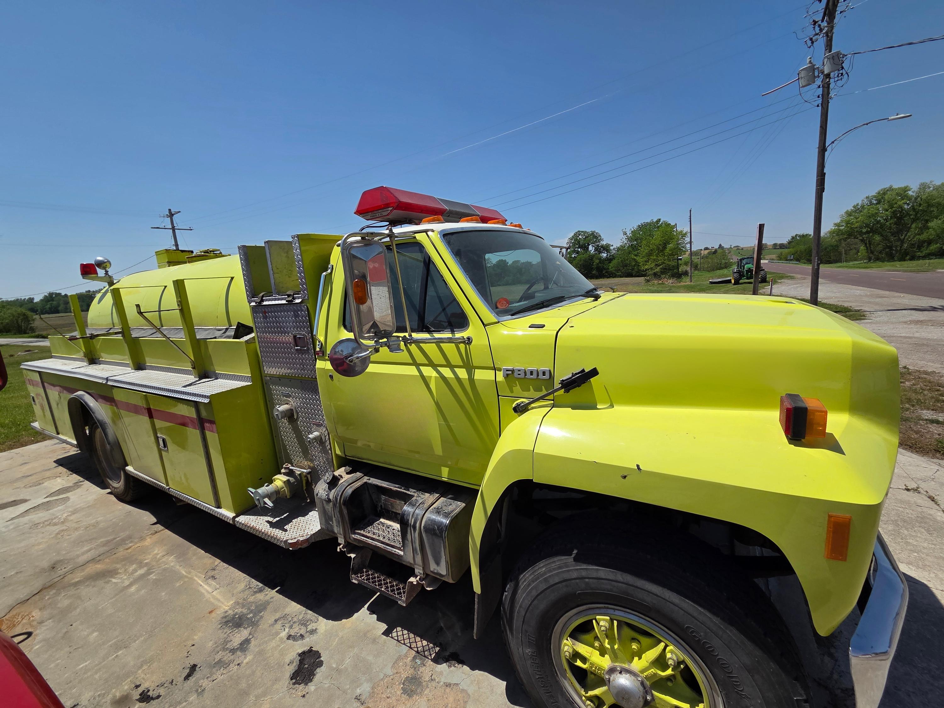 1989 Ford F800 Tanker - image 2