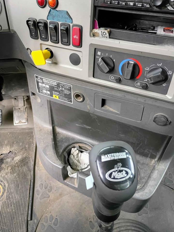 2015 Mack Dump Truck - image 9