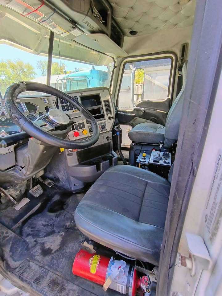 2015 Mack Dump Truck — photo 7