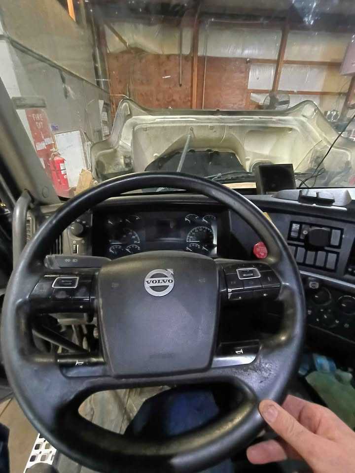 2020 Volvo Dump Truck — photo 7