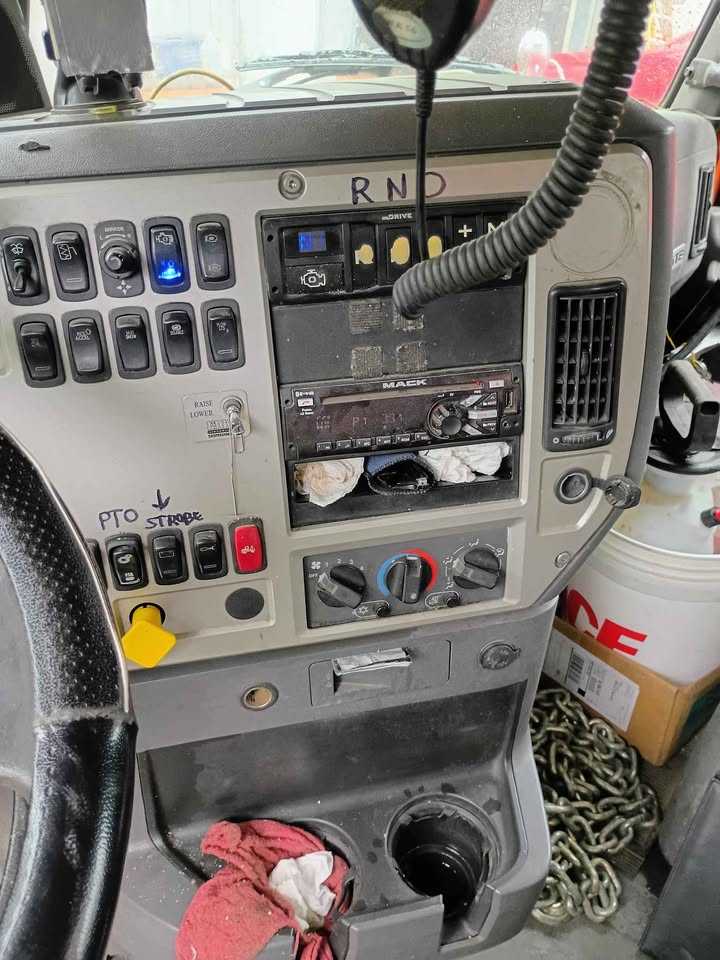 2017 Mack Dump Truck — photo 6