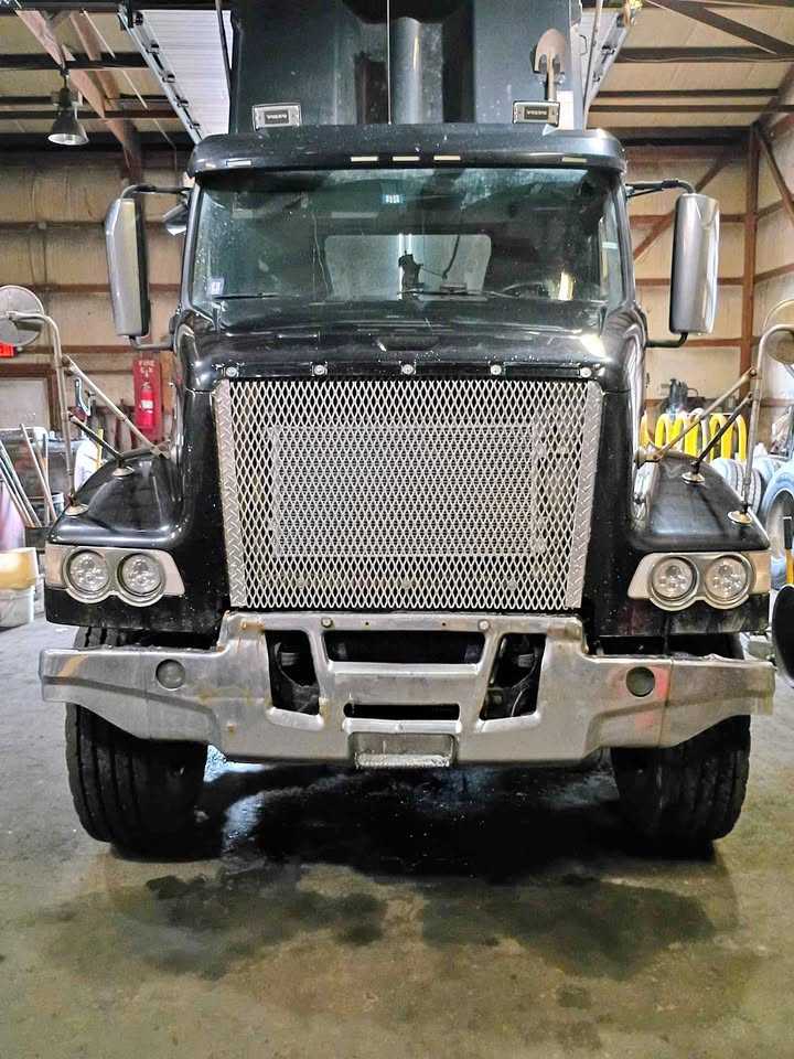2020 Volvo Dump Truck