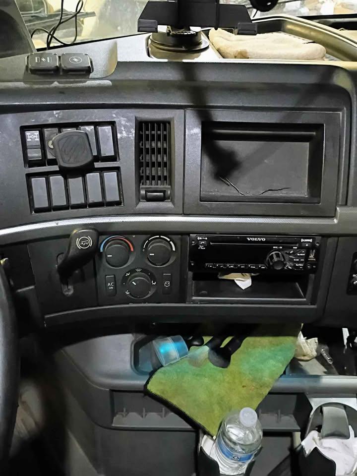 2020 Volvo Dump Truck - image 8