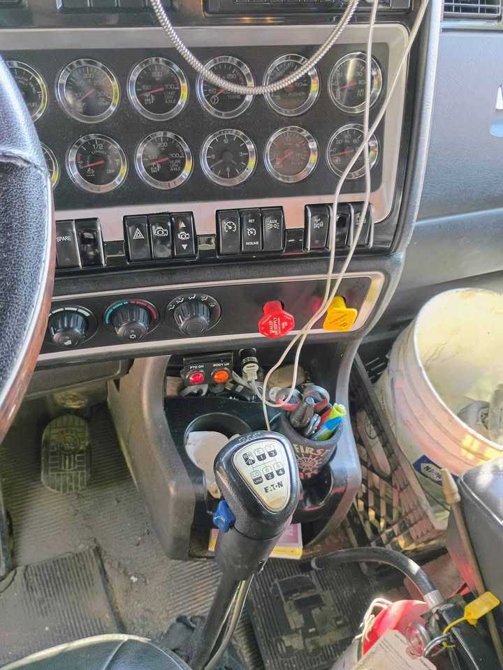 2020 Kenworth W900 — photo 7