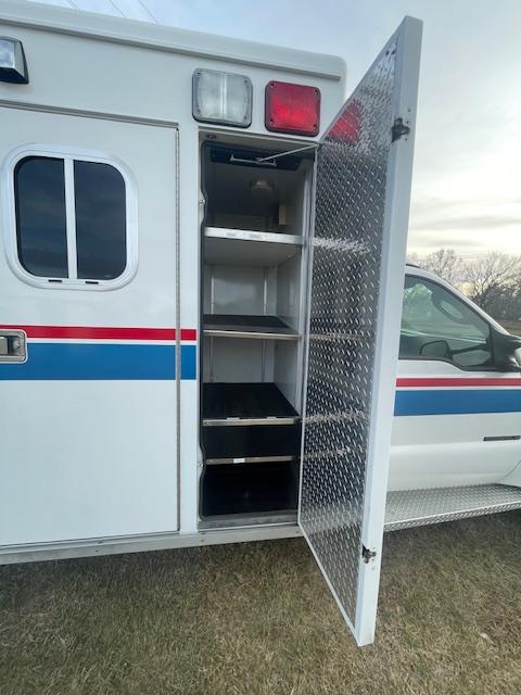 2002 Ford 4x4 Type I Ambulance - image 8