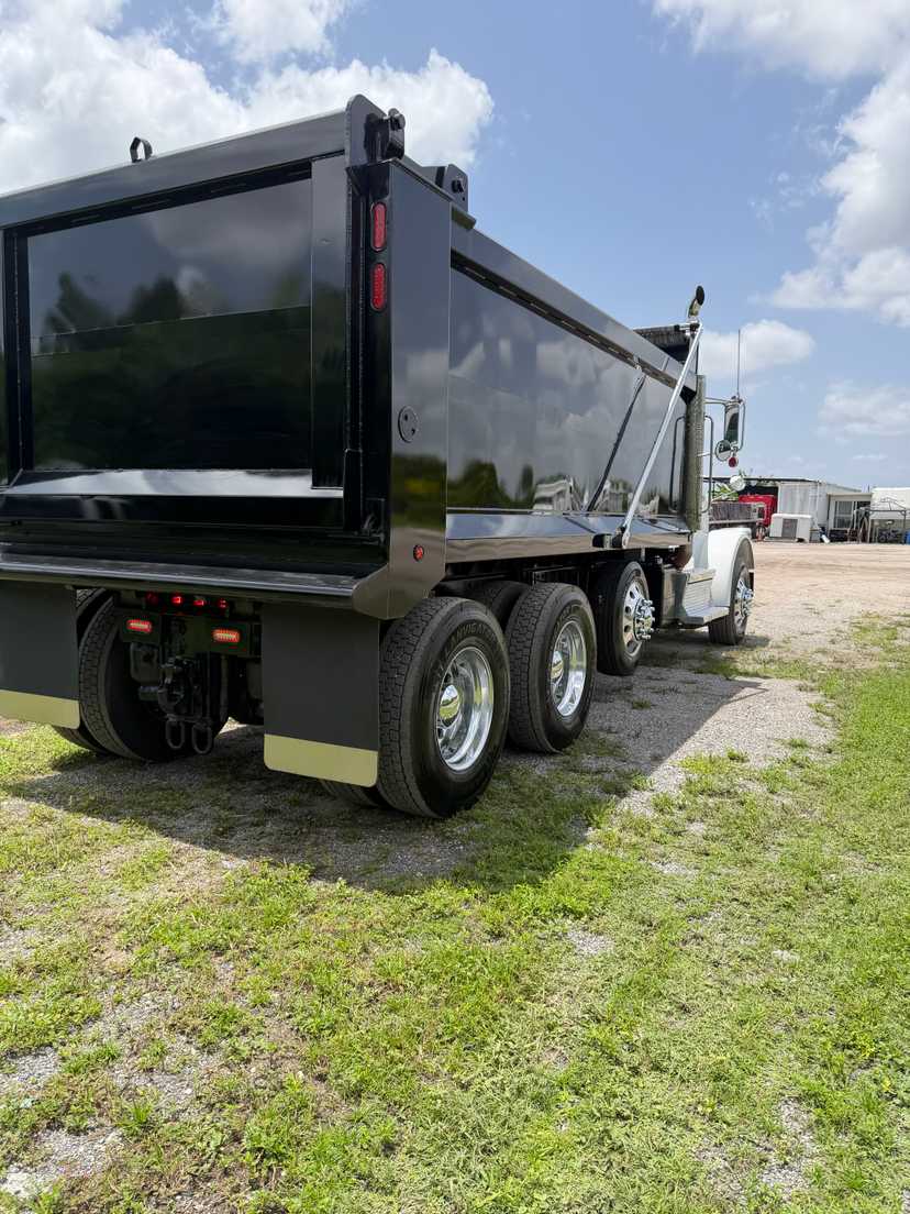 2019 Peterbilt 367 Dump Truck — photo 8