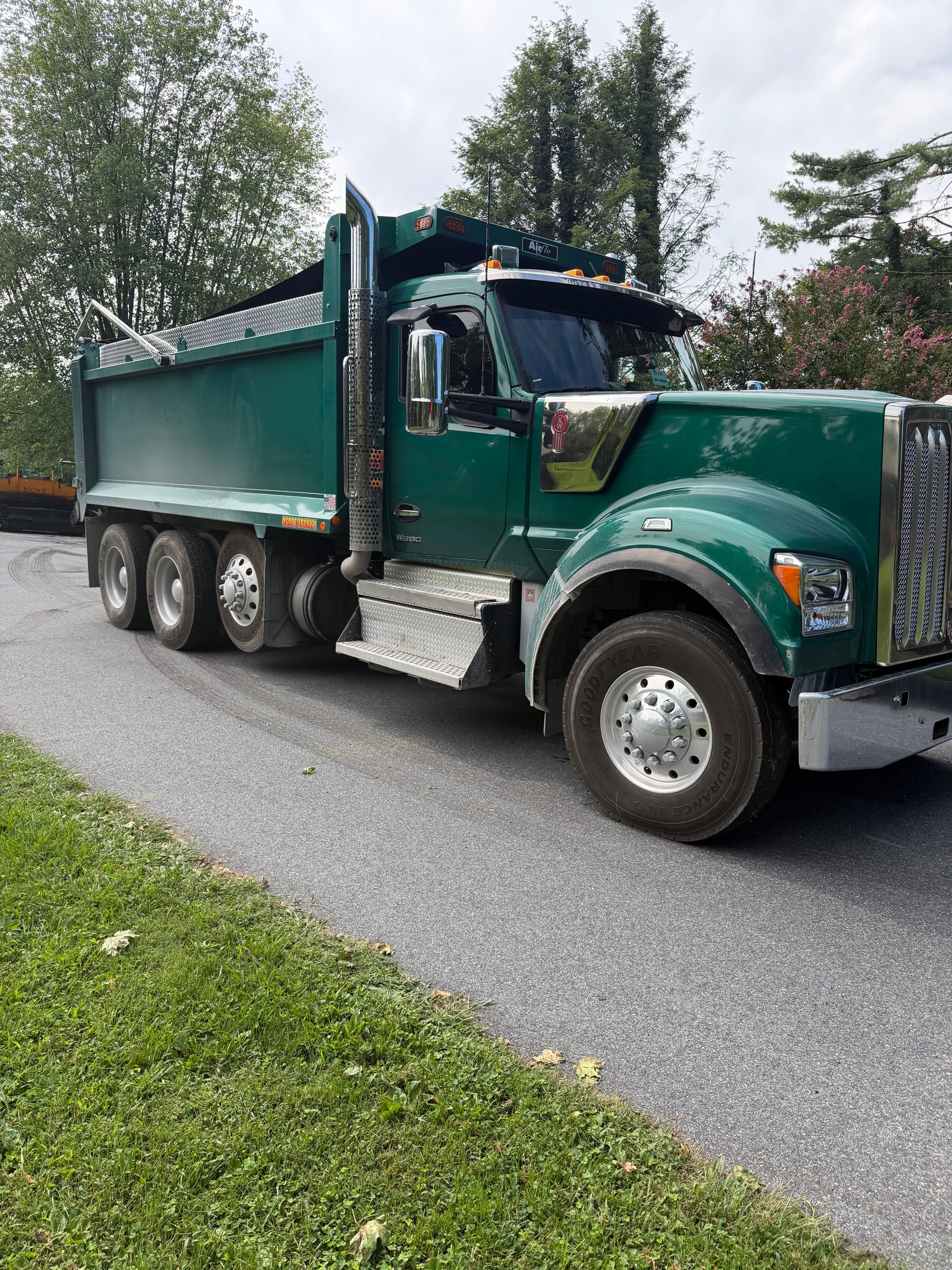 2025 Kenworth W990 Dump Truck - image 2