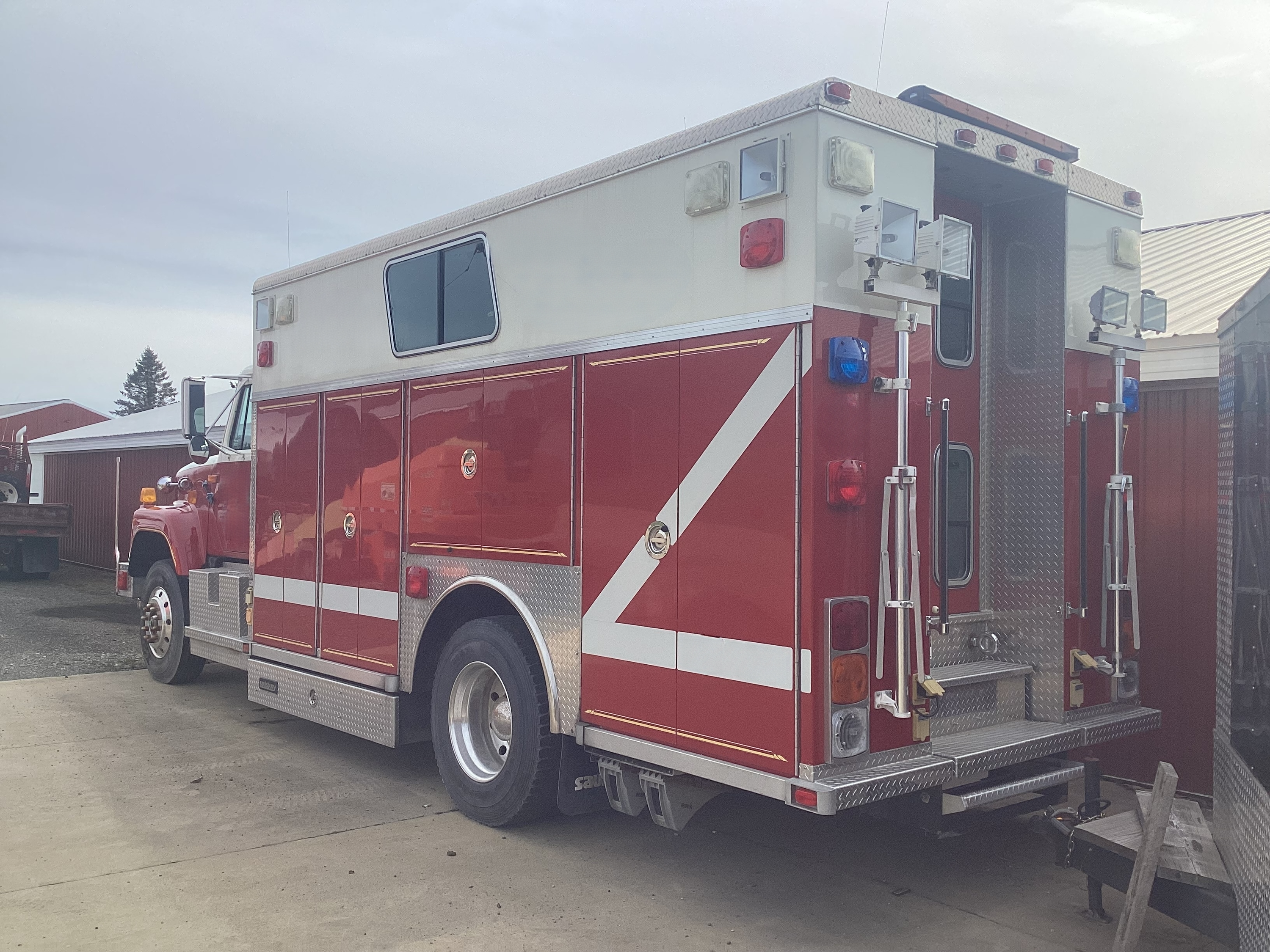 1992 Saulsbury International Heavy Rescue - image 5