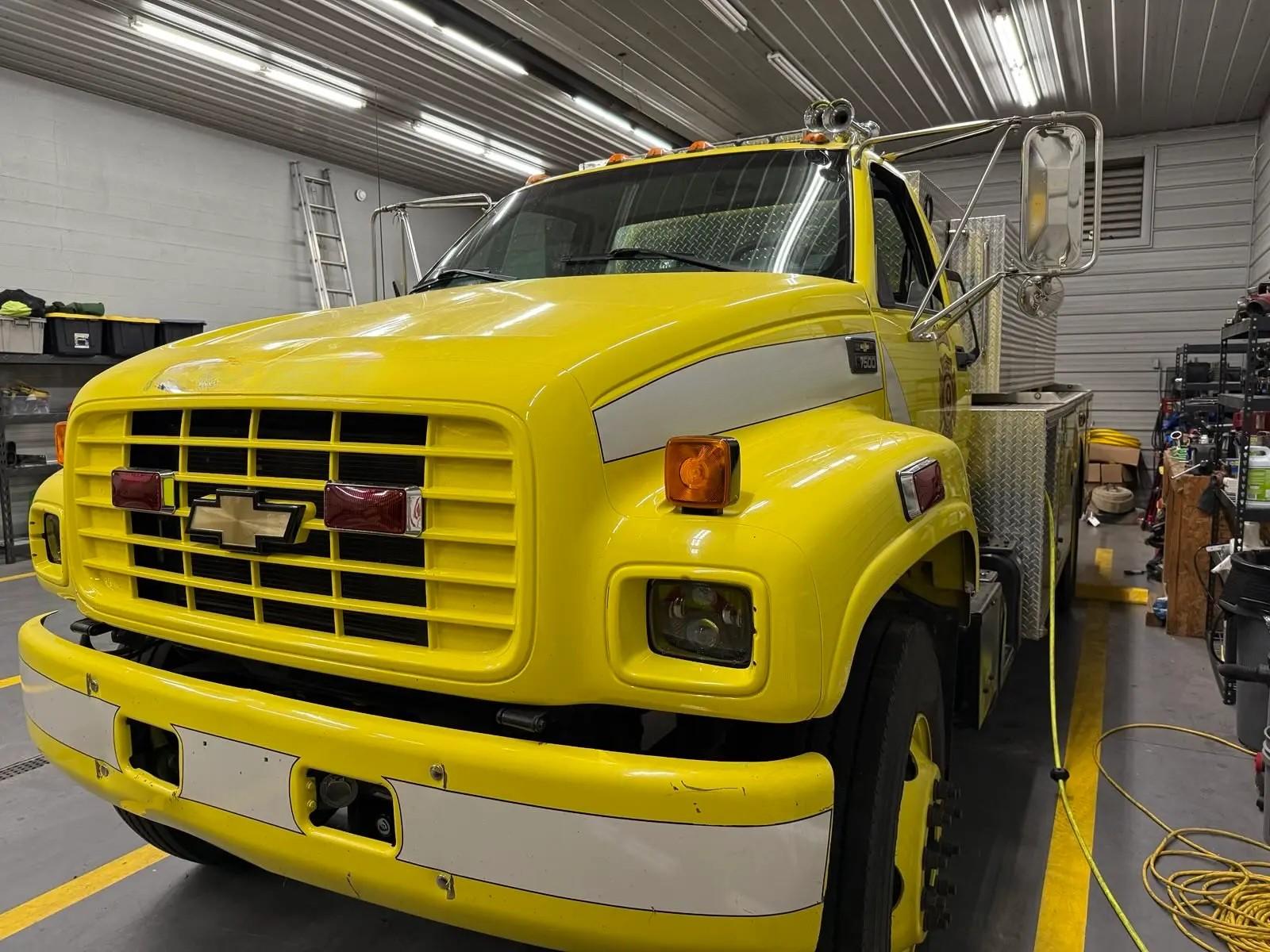 1998 Chevrolet c7500 Tanker - image 2