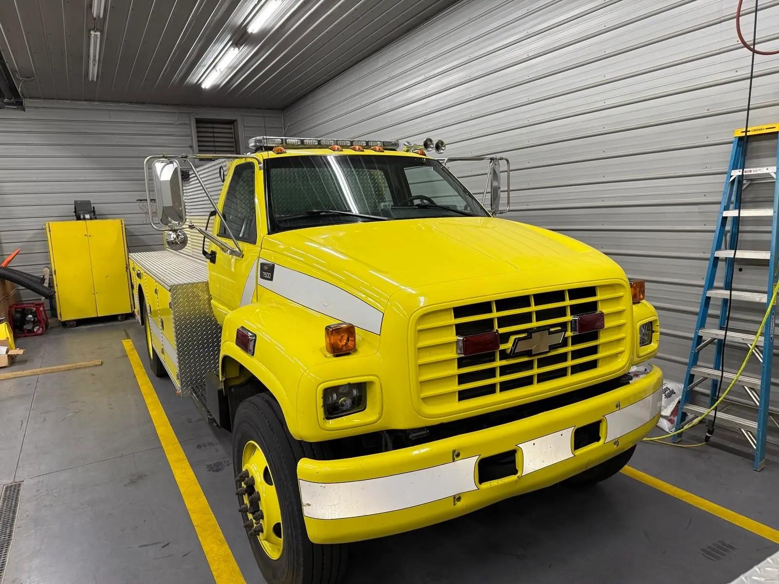 1998 Chevrolet c7500 Tanker - image 3