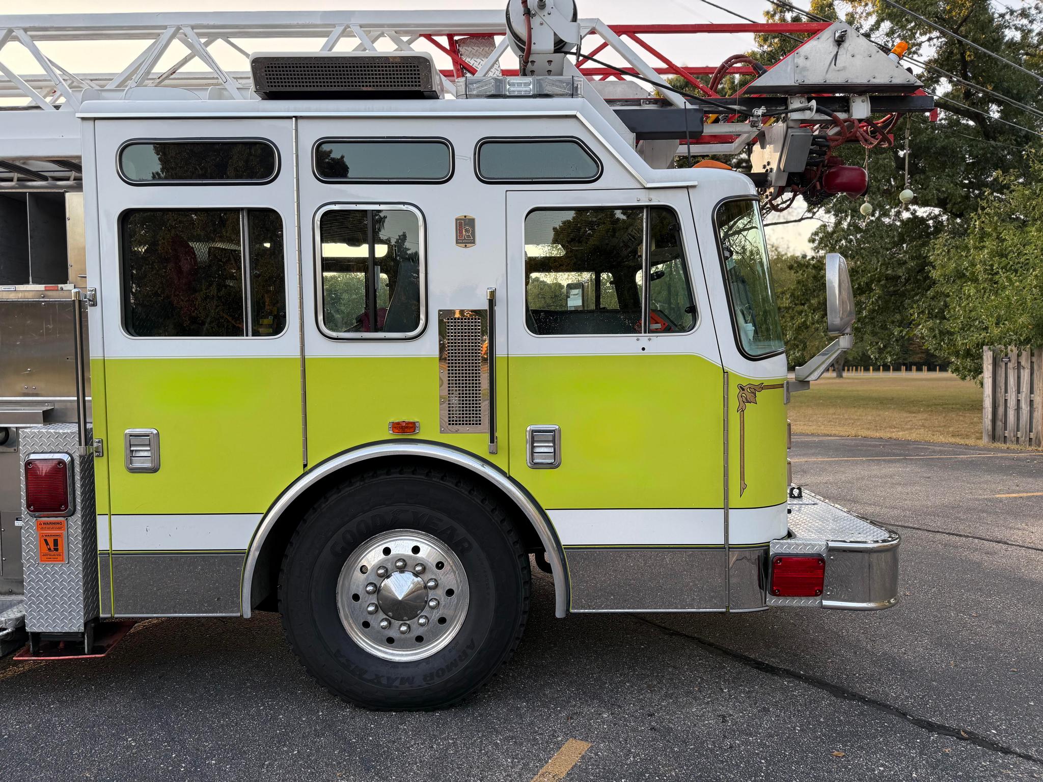 1997 KME Ladder Truck 75' Aerial - image 4