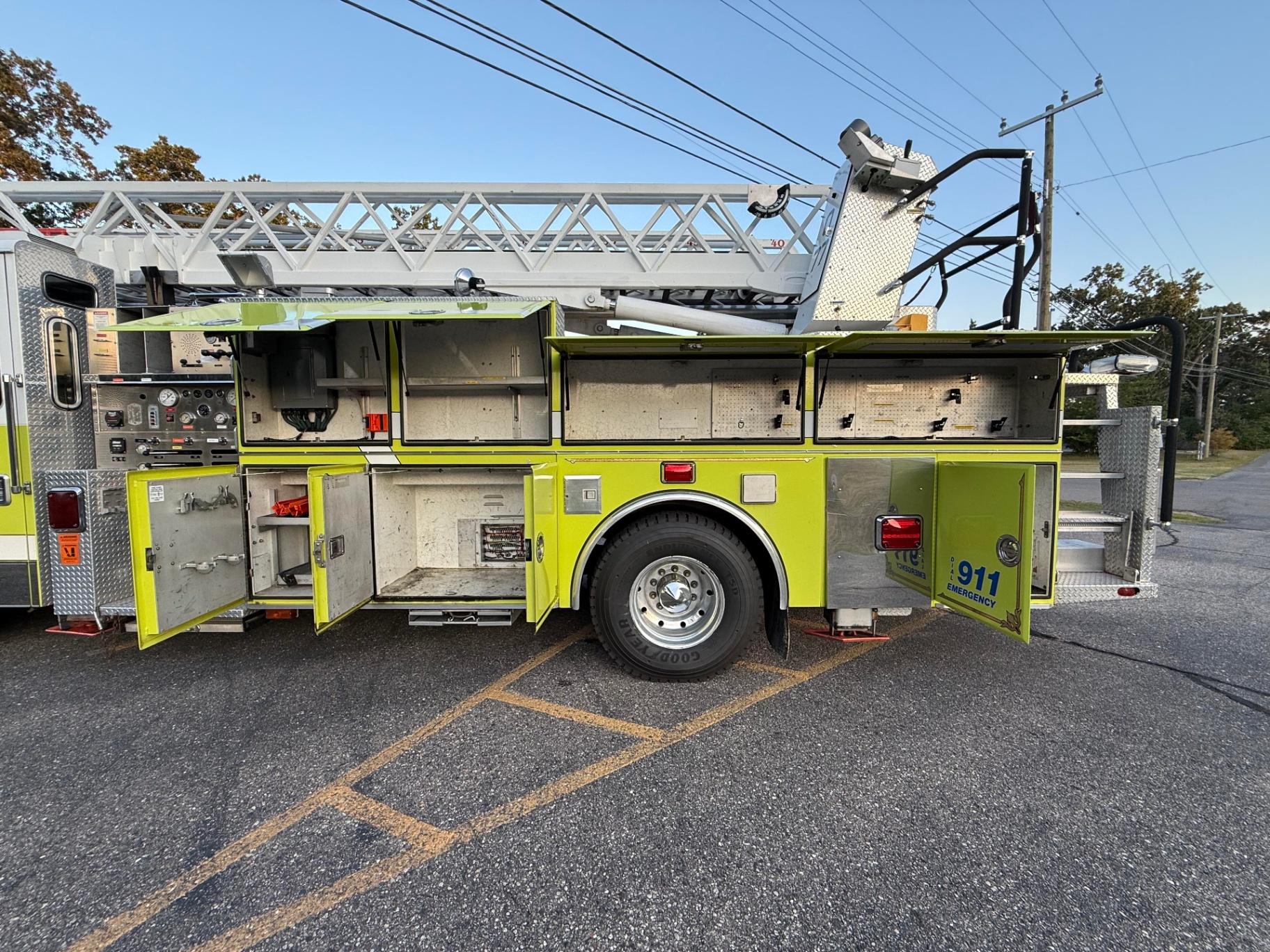 1997 KME Ladder Truck 75' Aerial - image 21