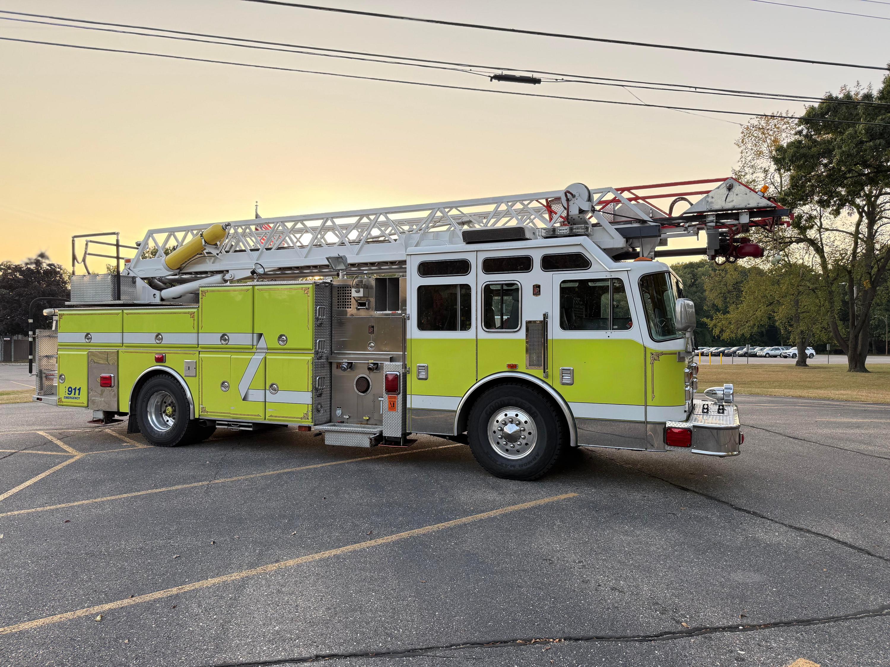 1997 KME Ladder Truck 75' Aerial - image 7