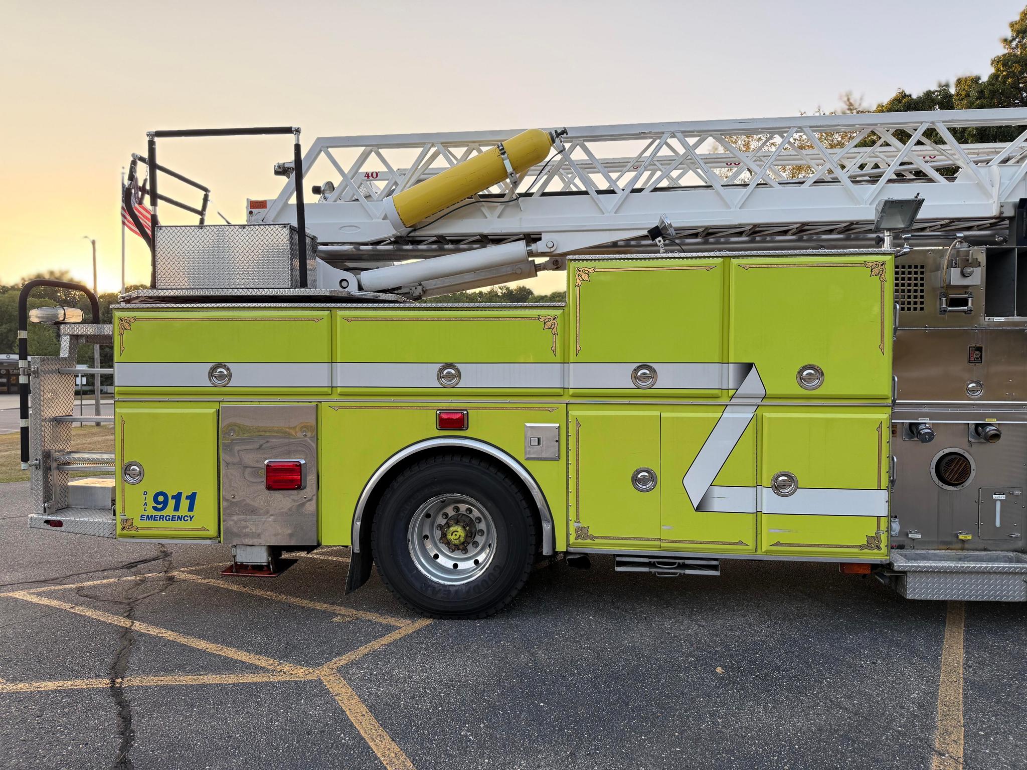 1997 KME Ladder Truck 75' Aerial - image 5