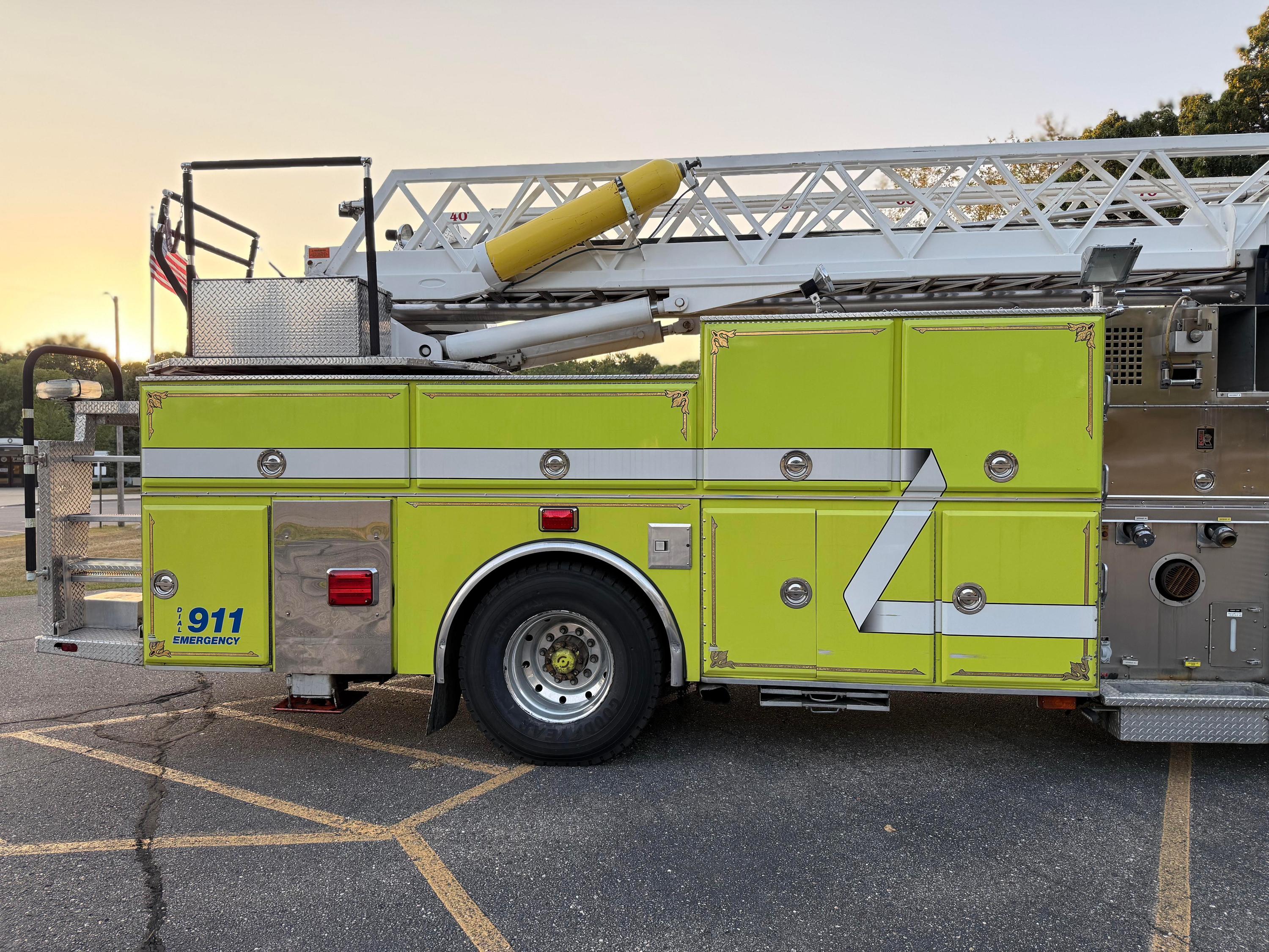 1997 KME Ladder Truck 75' Aerial - image 5