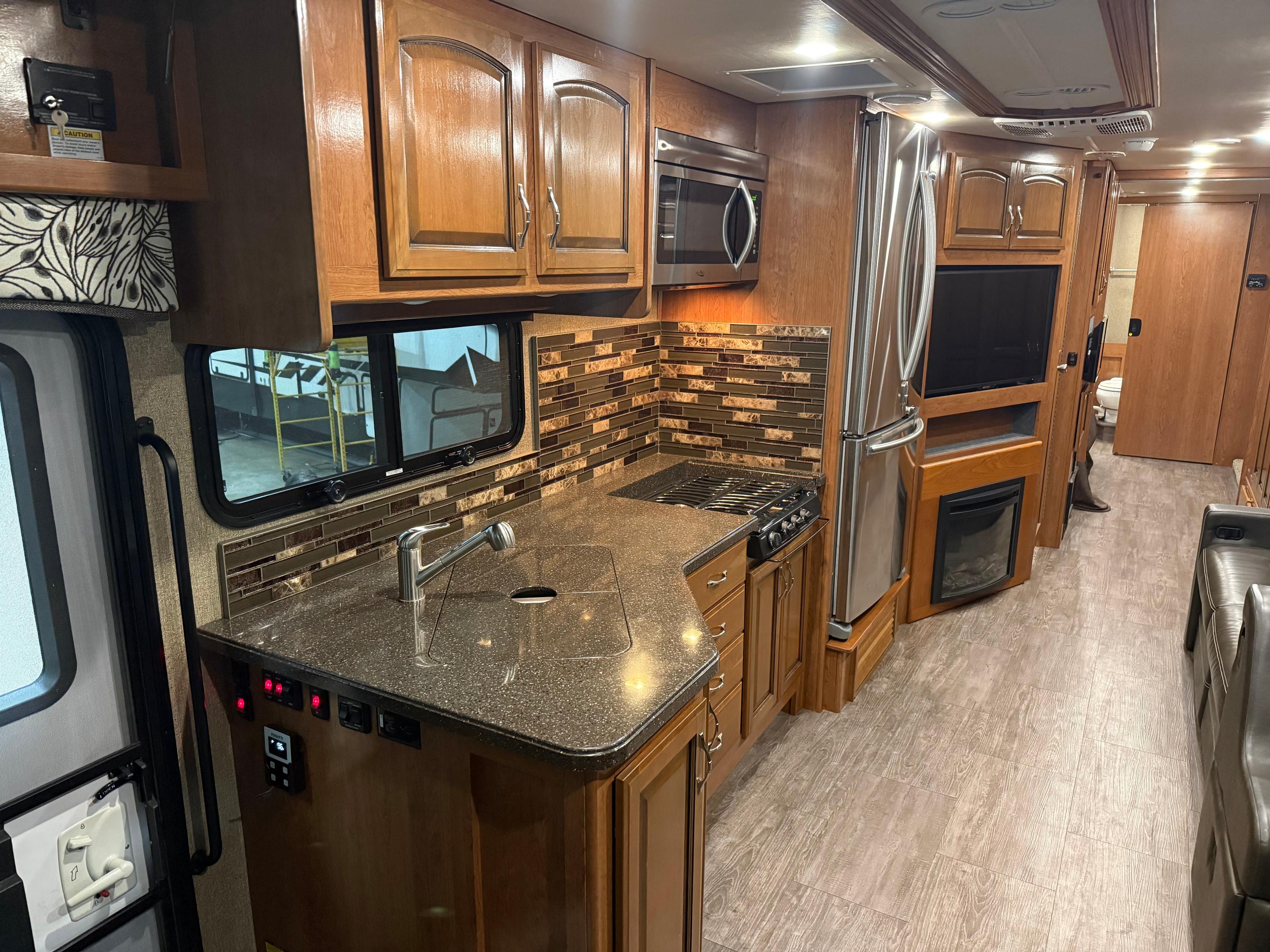 Holiday Rambler vacationer 36F - image 9