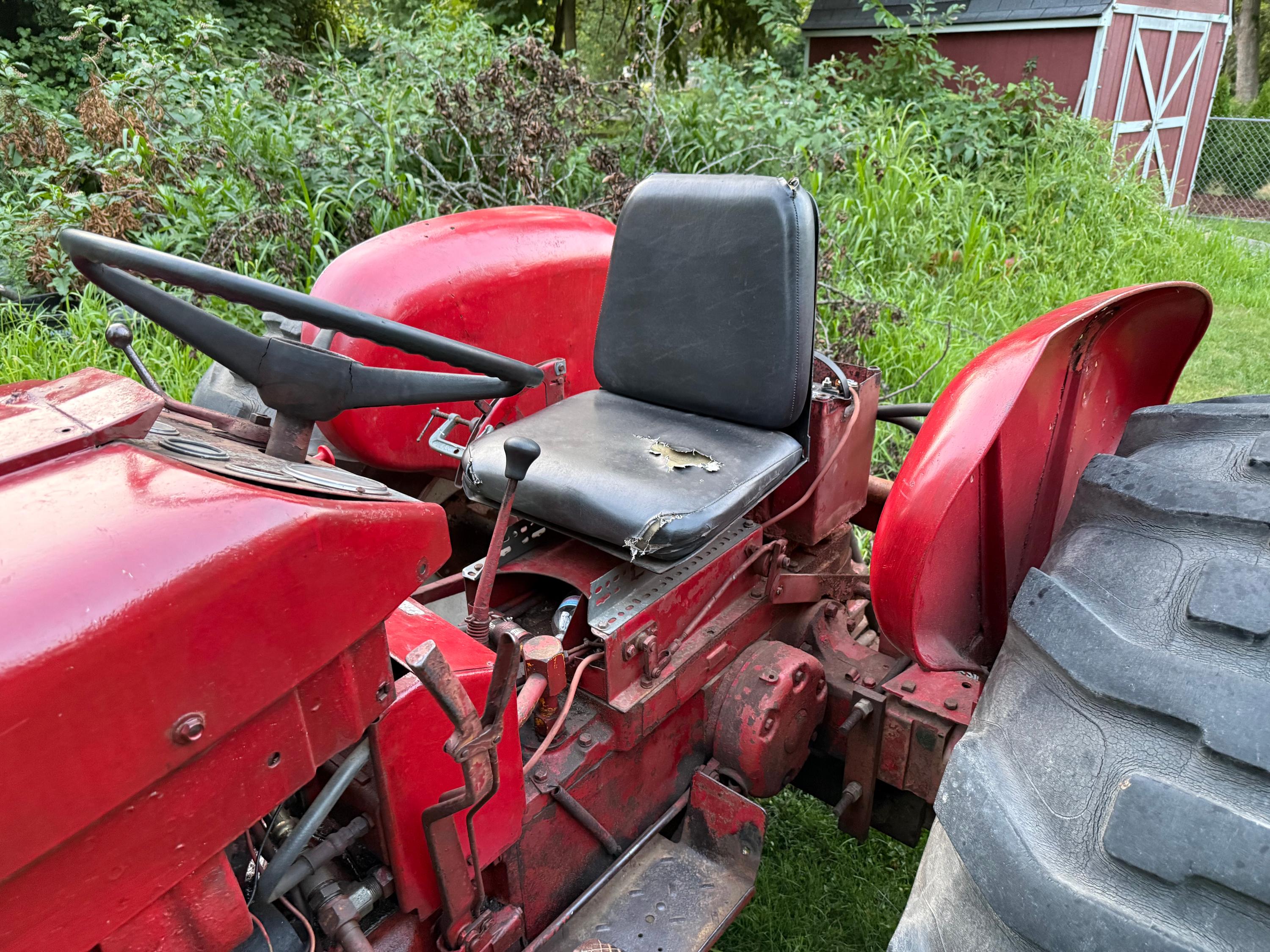 International 460 Utility Tractor - image 8