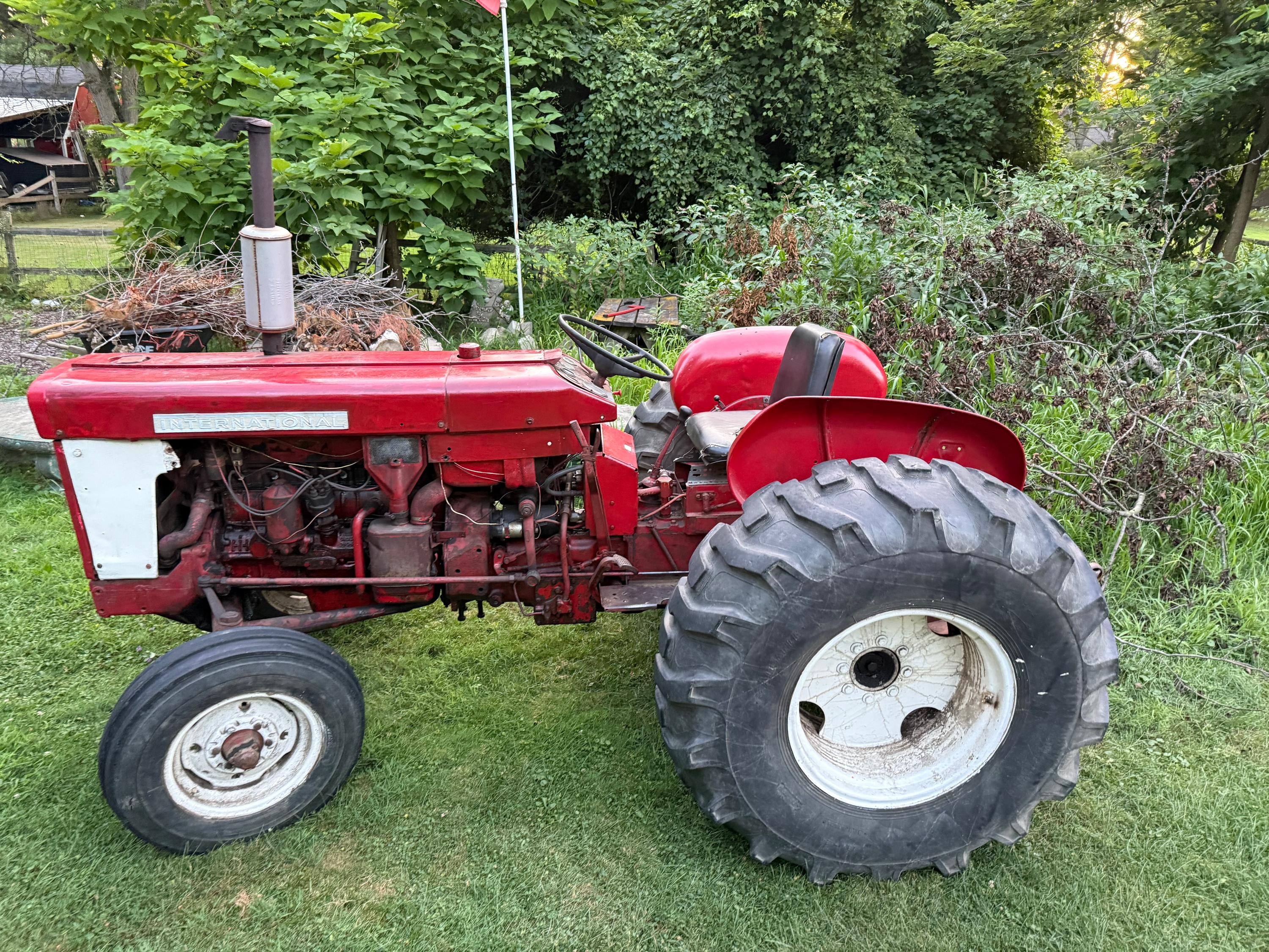 International 460 Utility Tractor - image 7