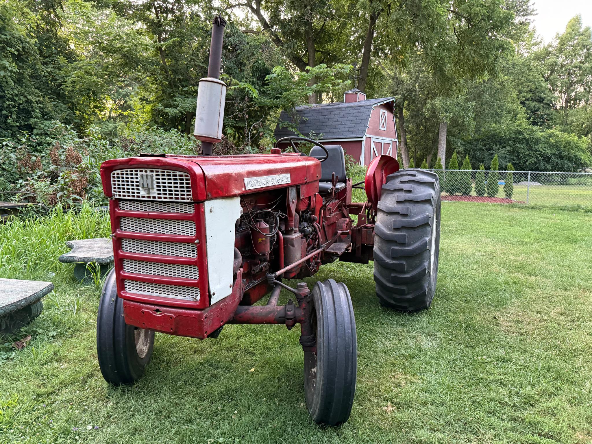 International 460 Utility Tractor - image 2