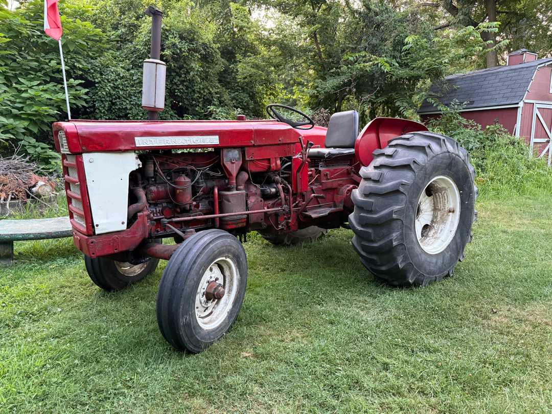 International 460 Utility Tractor
