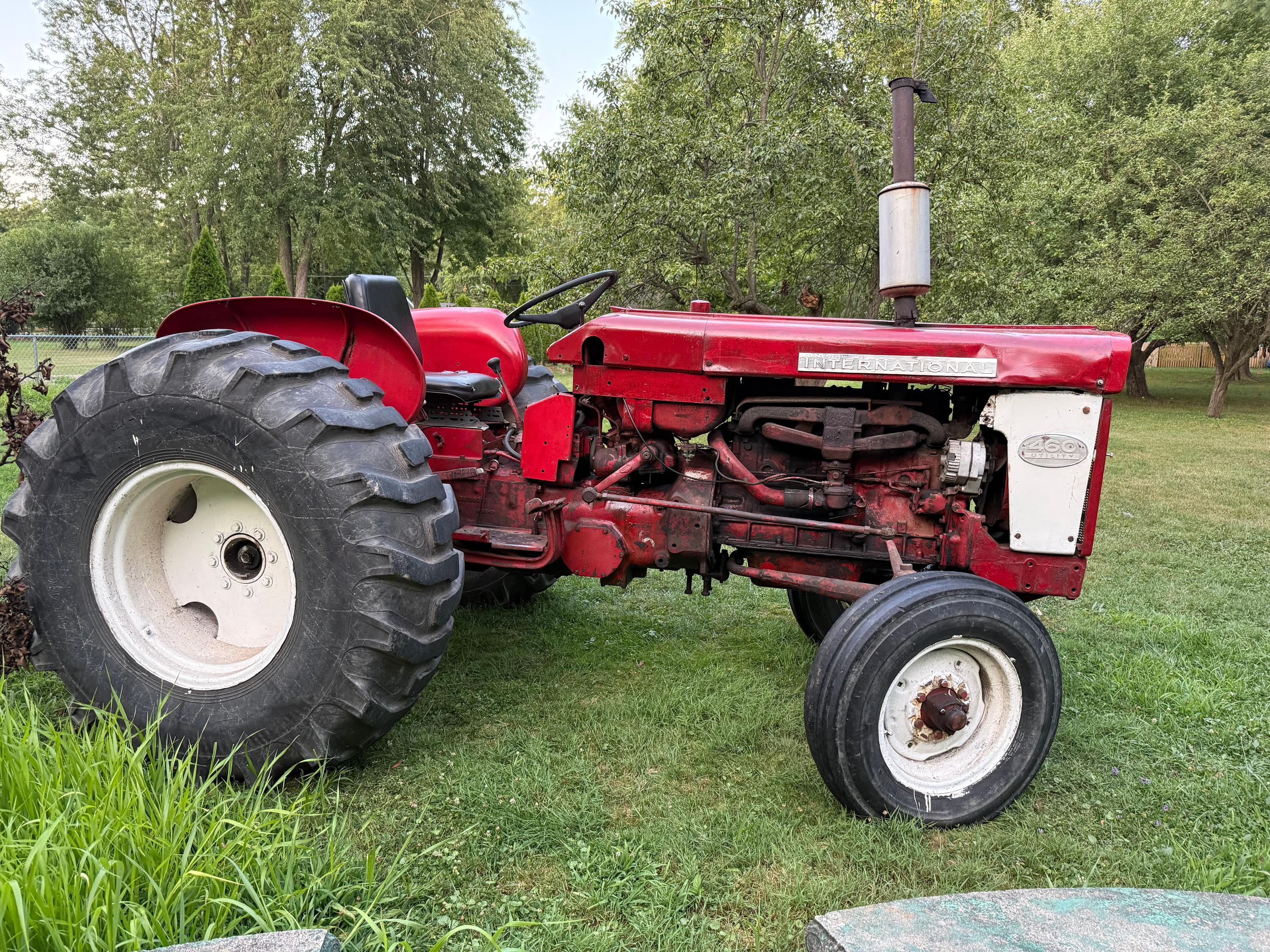 International 460 Utility Tractor - image 4