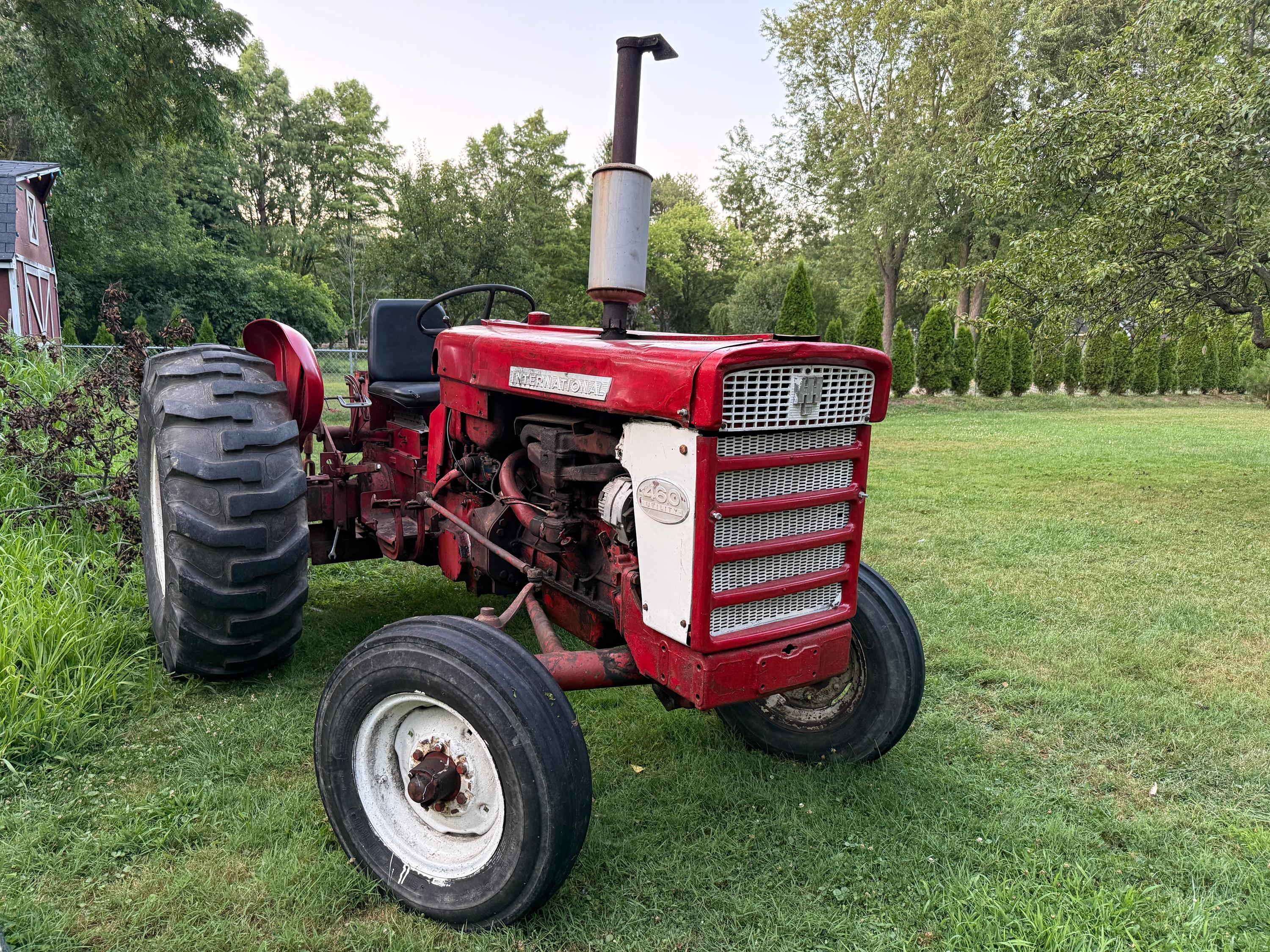 International 460 Utility Tractor - image 3