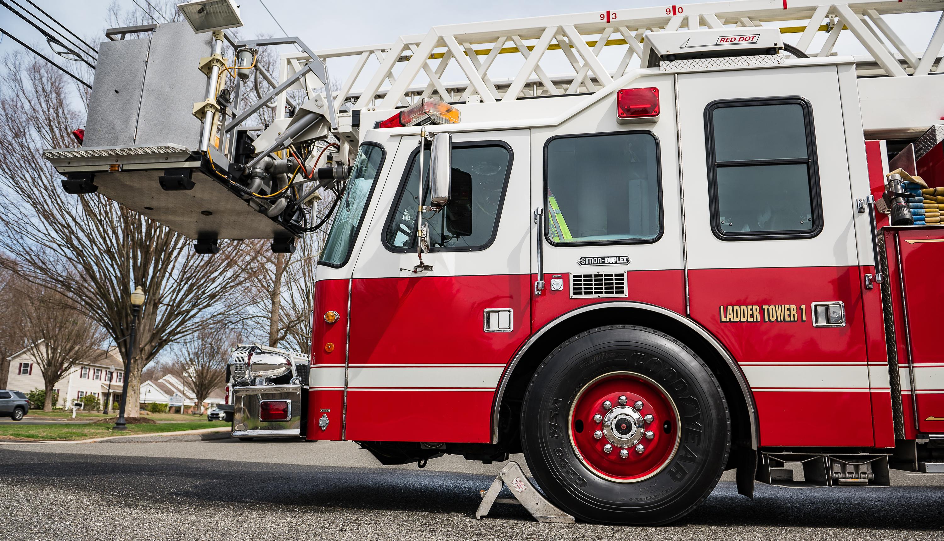 1997 102' LTI/Simon Duplex Ladder - image 5