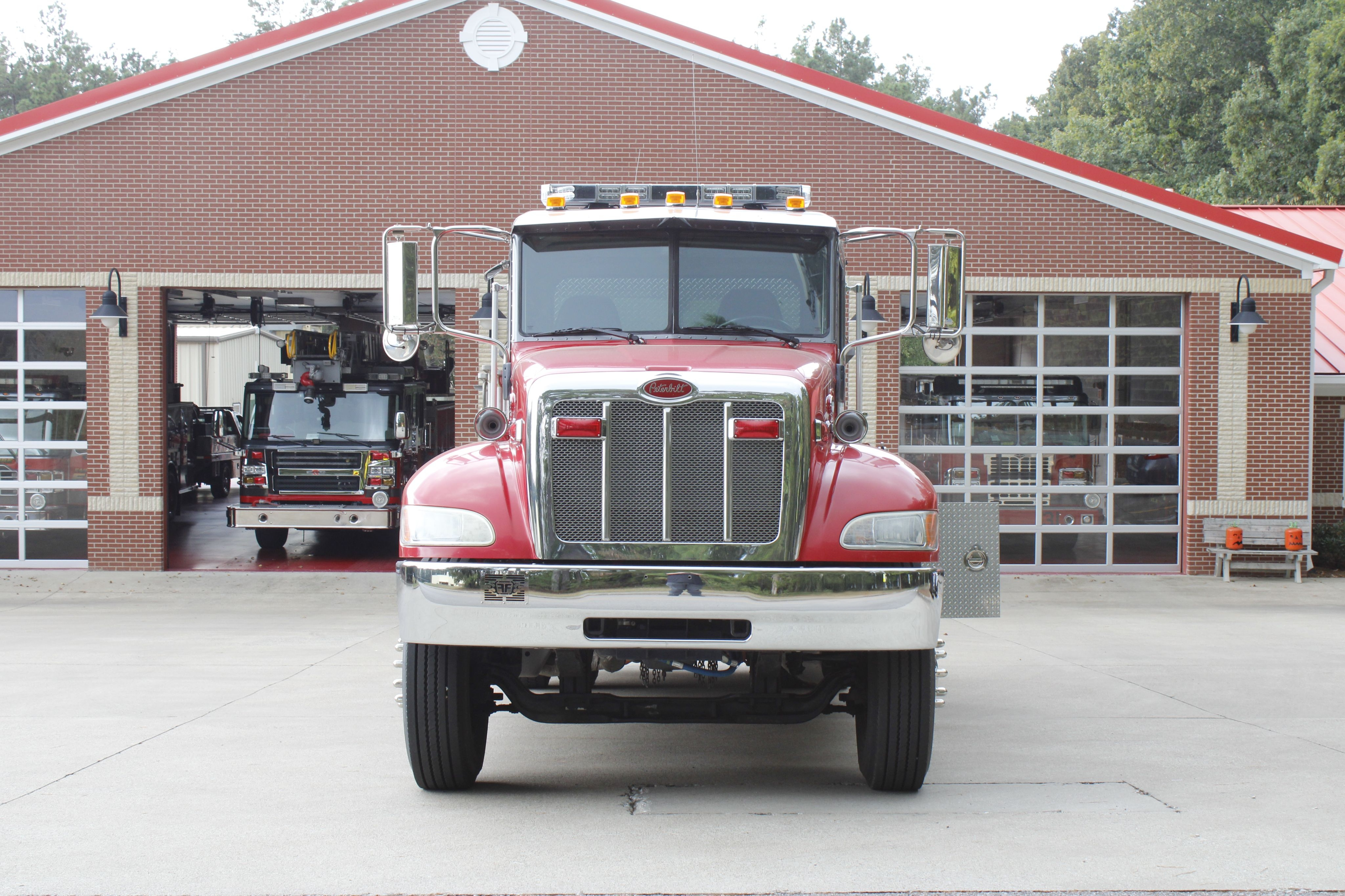2011 Peterbilt Pumper Tanker - image 3