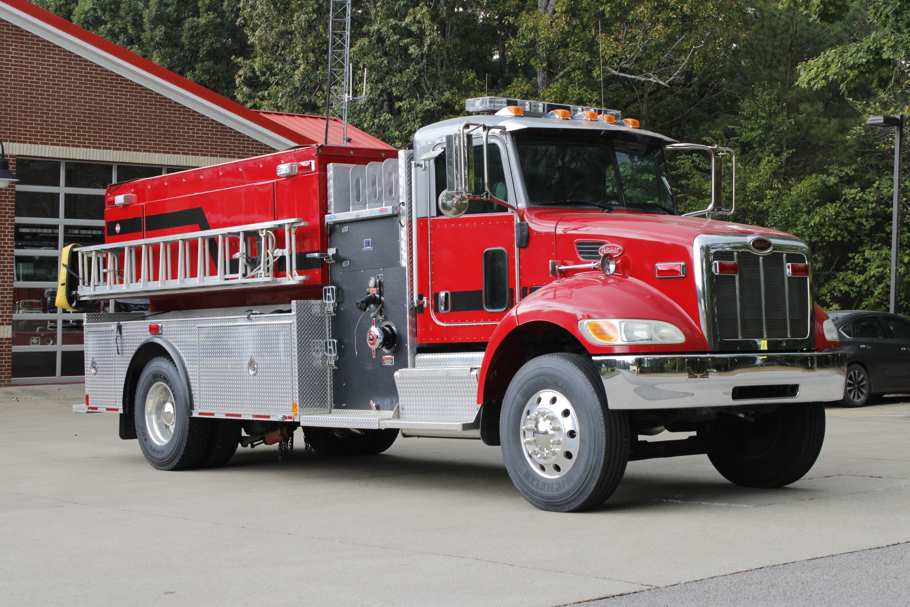2011 Peterbilt Pumper Tanker - image 2