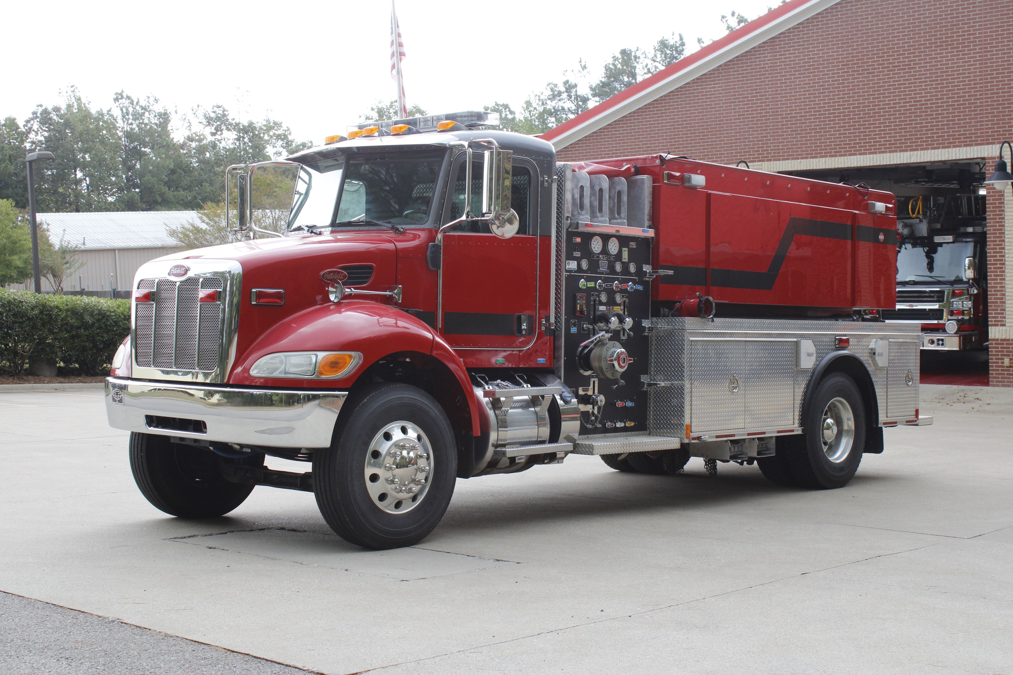 2011 Peterbilt Pumper Tanker - image 1