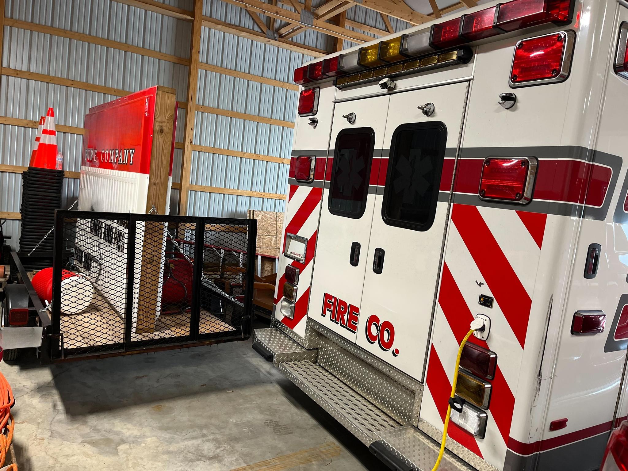 2010 Ford PL Custom Ambulance (Stryker stretcher included) Type III - image 2