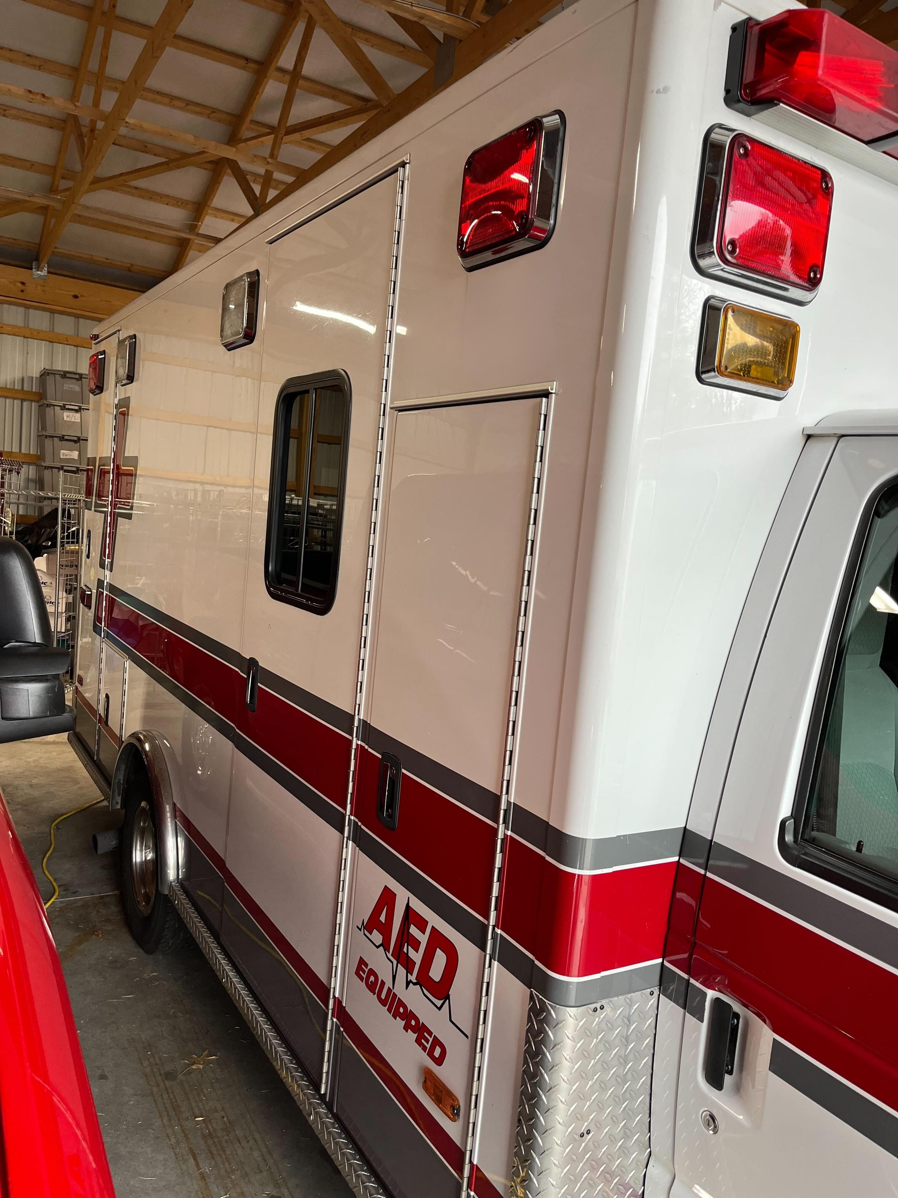 2010 Ford PL Custom Ambulance (Stryker stretcher included) Type III - image 3