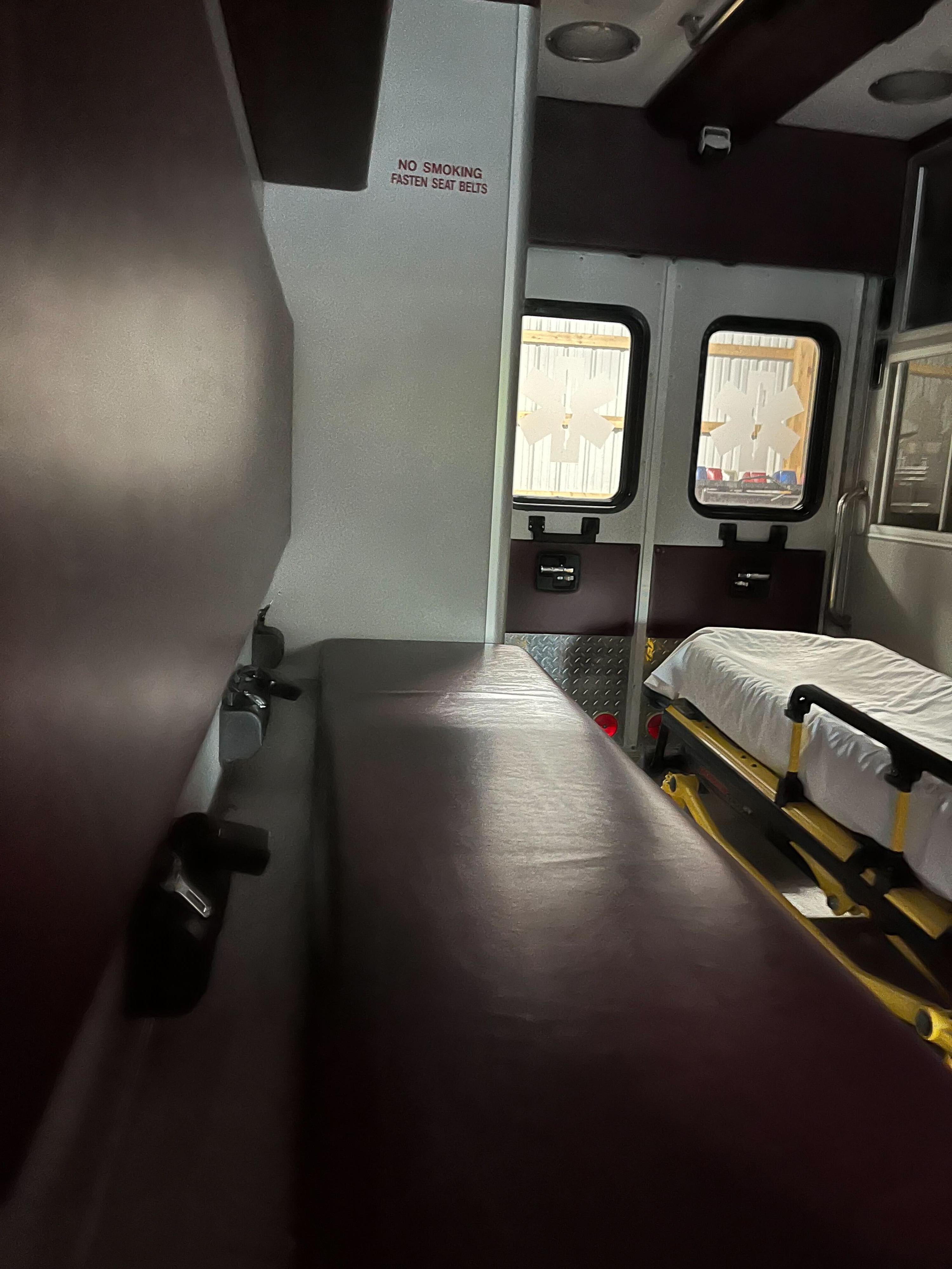 2010 Ford PL Custom Ambulance (Stryker stretcher included) Type III - image 9
