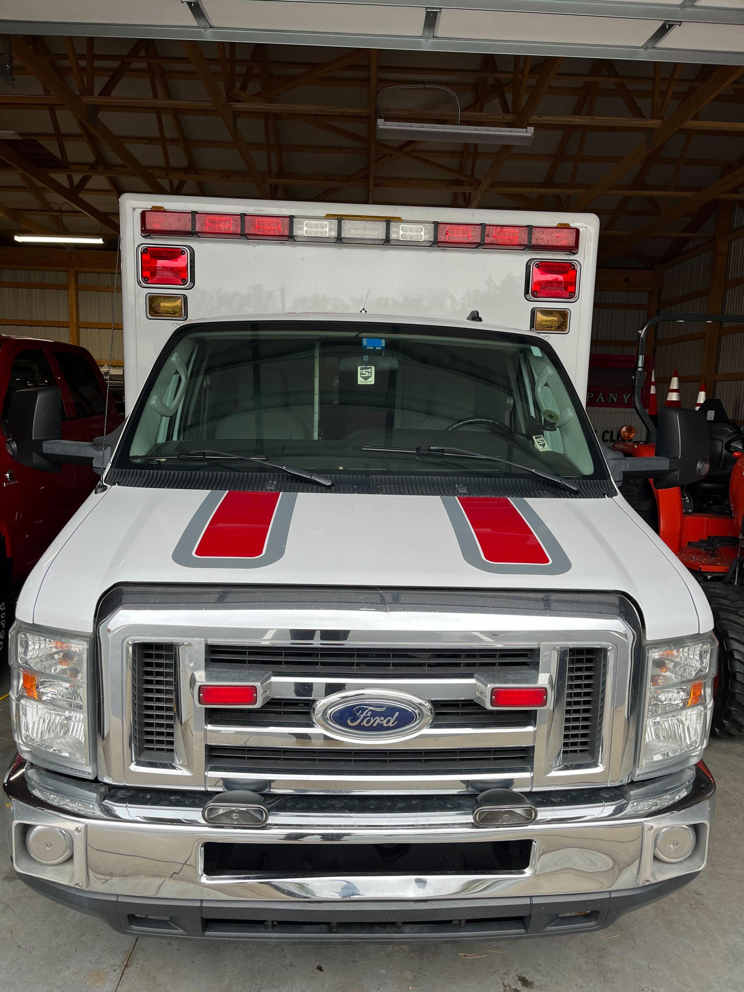 2010 Ford PL Custom Ambulance (Stryker stretcher included) Type III - image 5
