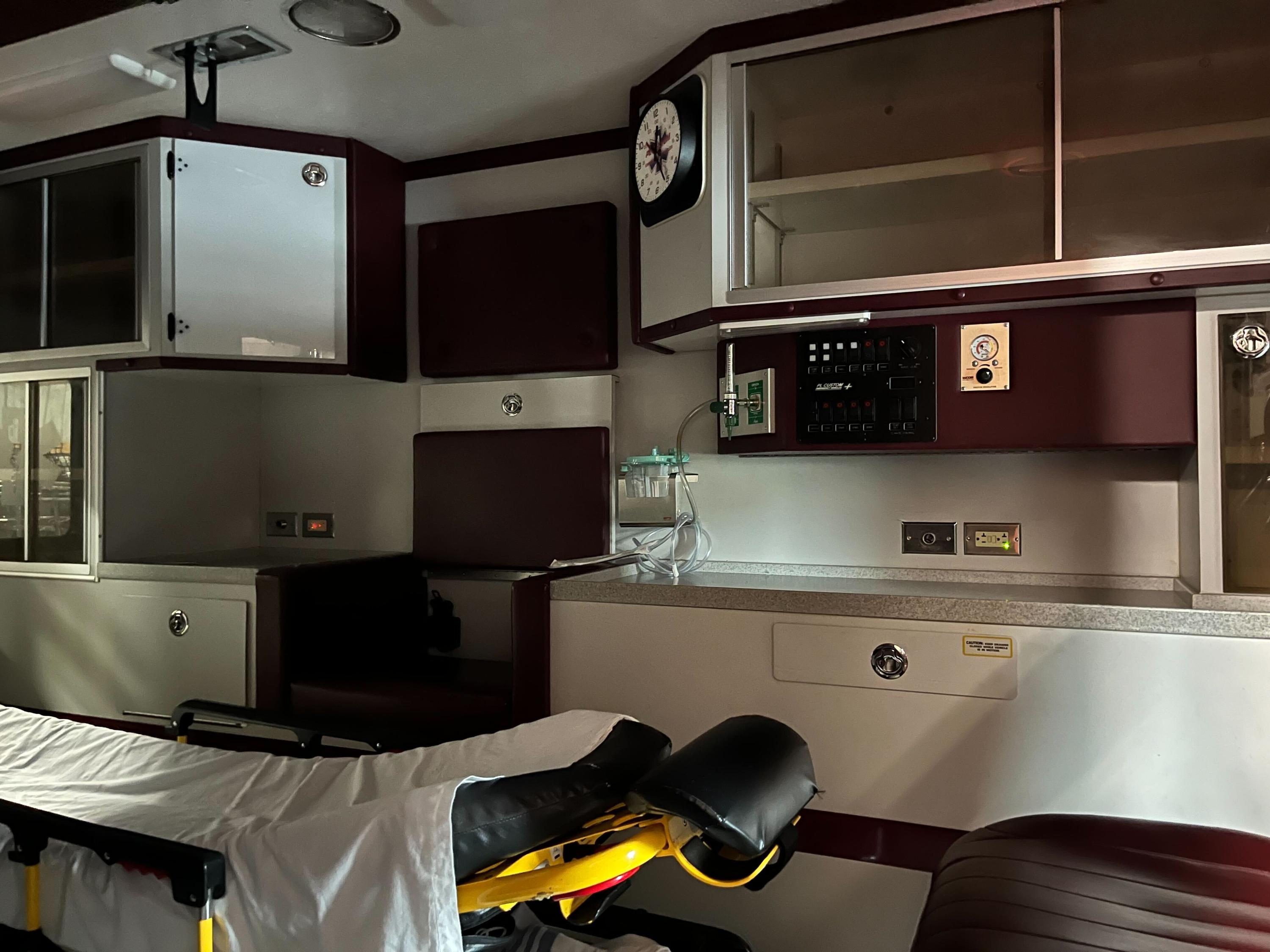 2010 Ford PL Custom Ambulance (Stryker stretcher included) Type III - image 8