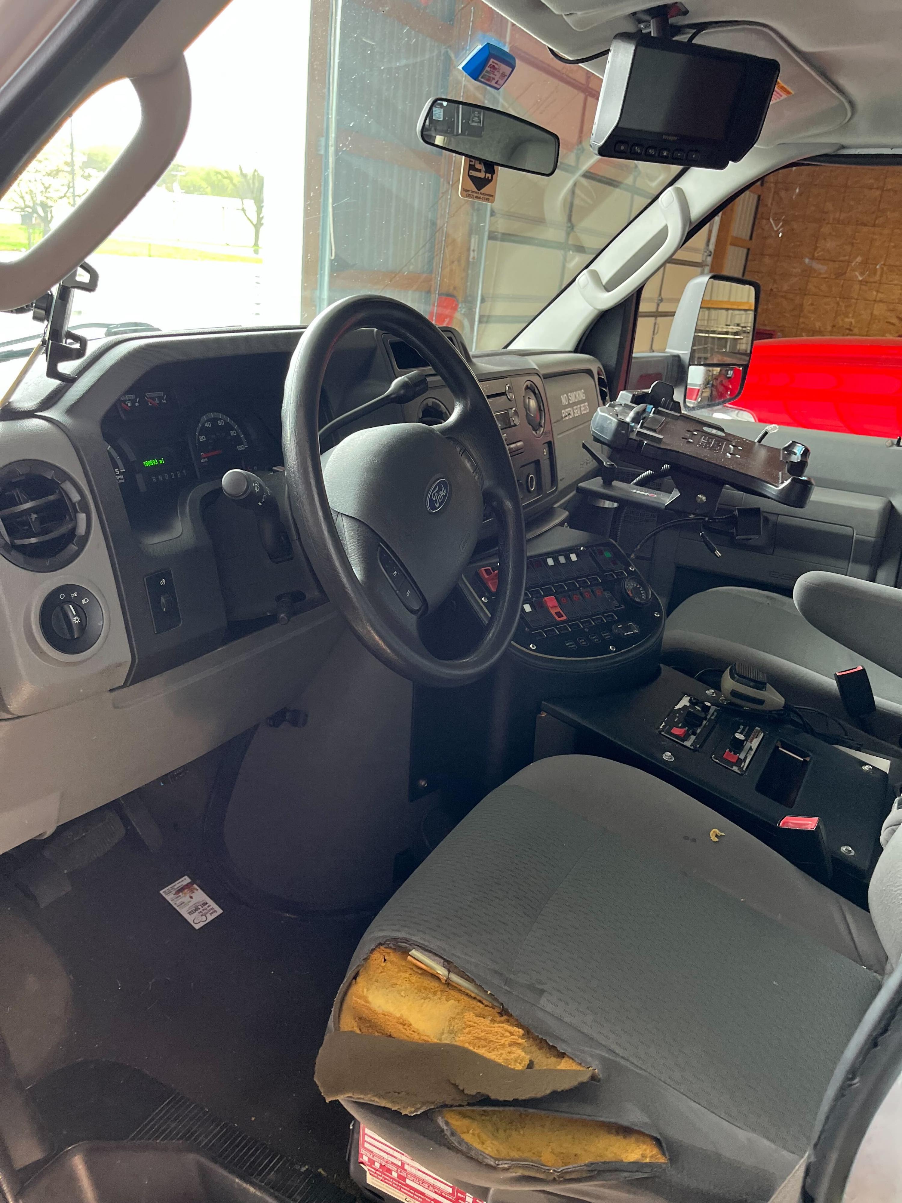 2010 Ford PL Custom Ambulance (Stryker stretcher included) Type III - image 6