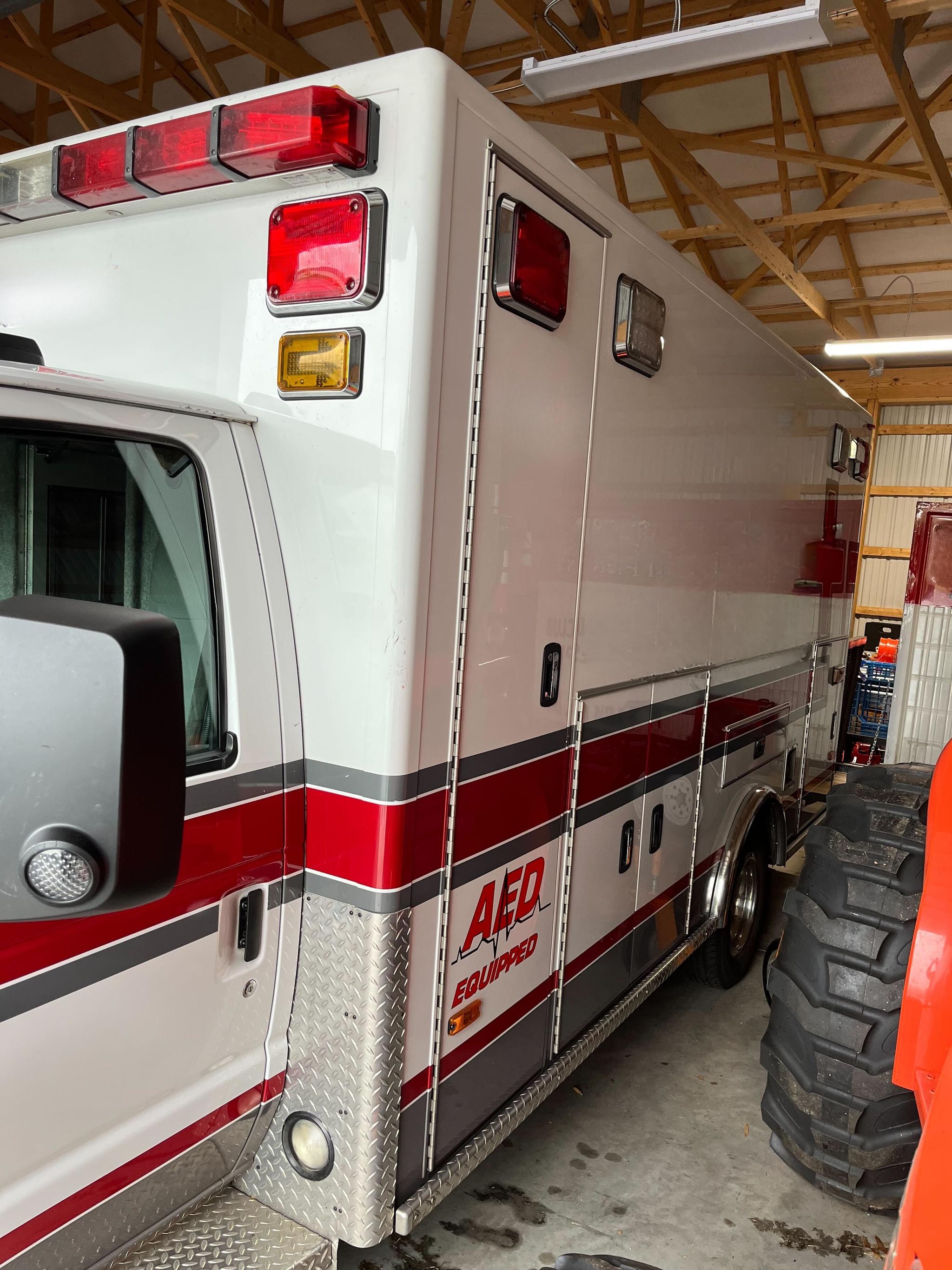 2010 Ford PL Custom Ambulance (Stryker stretcher included) Type III - image 4