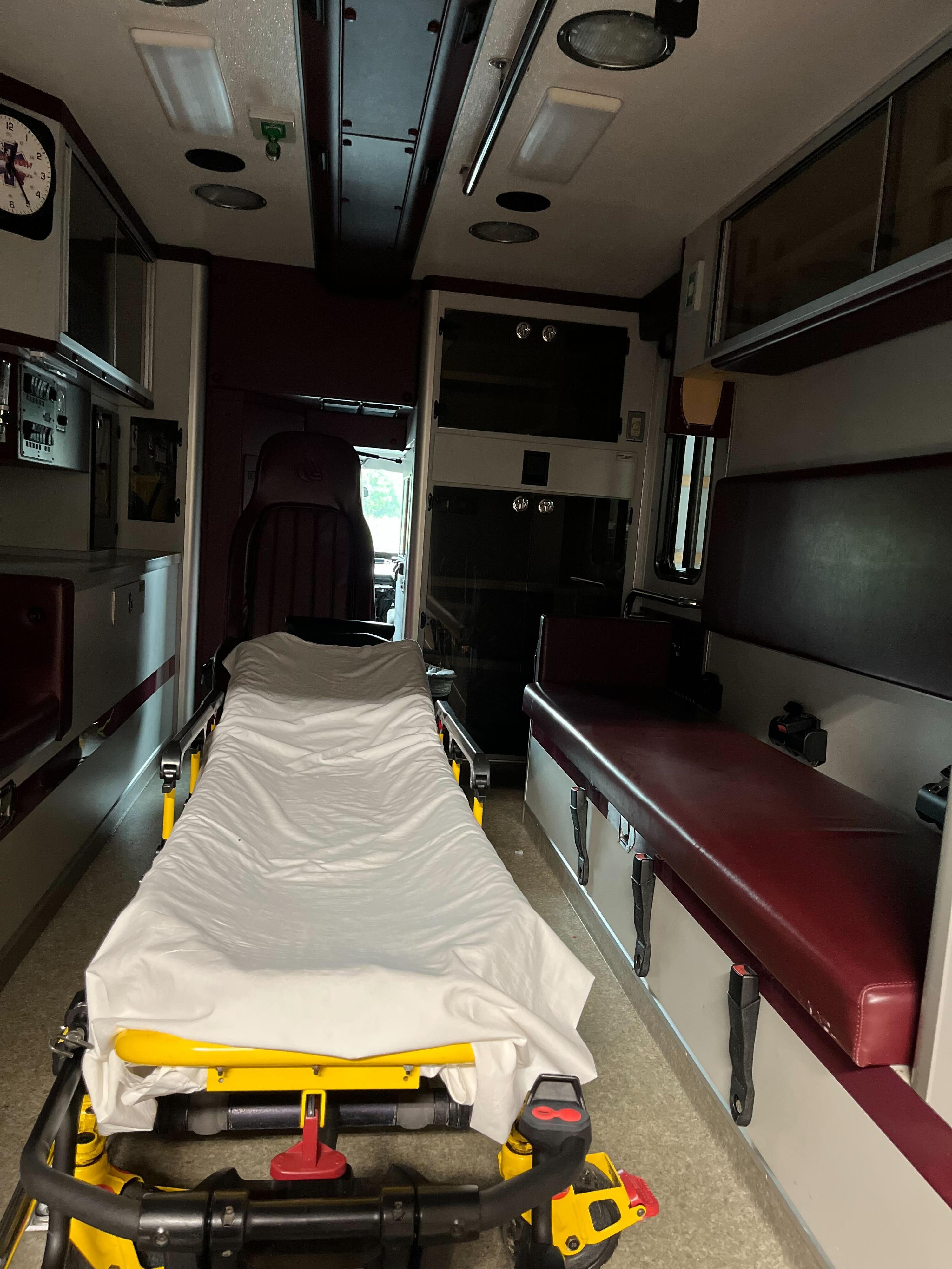 2010 Ford PL Custom Ambulance (Stryker stretcher included) Type III - image 7