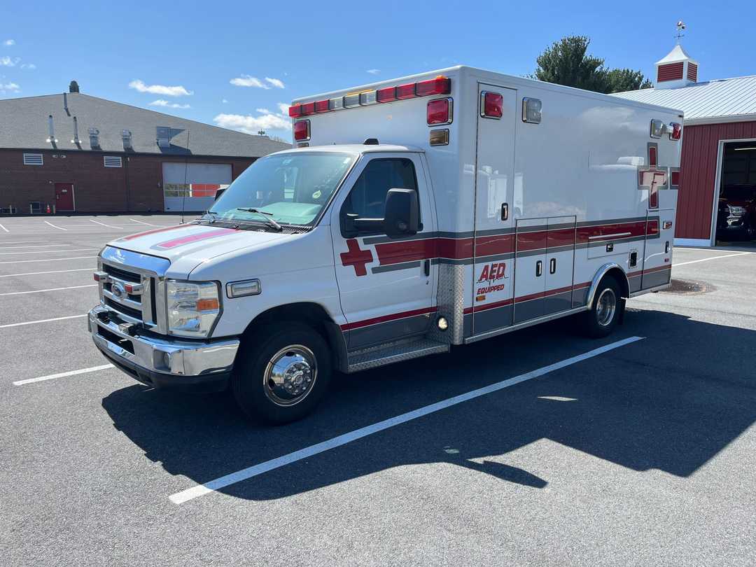2010 Ford PL Custom Ambulance (Stryker stretcher included) Type III