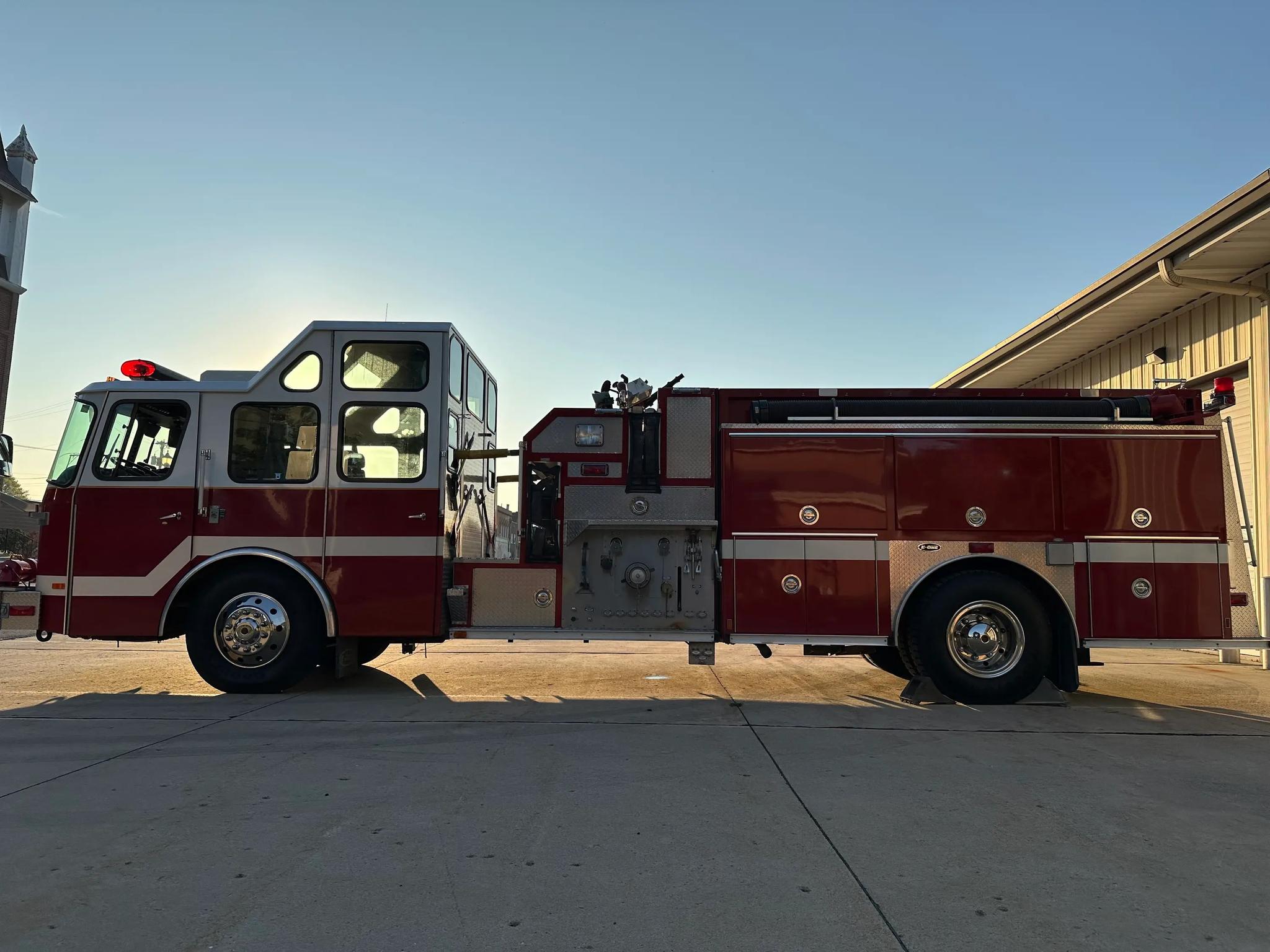 1996 E-One Cyclone Pumper - image 2