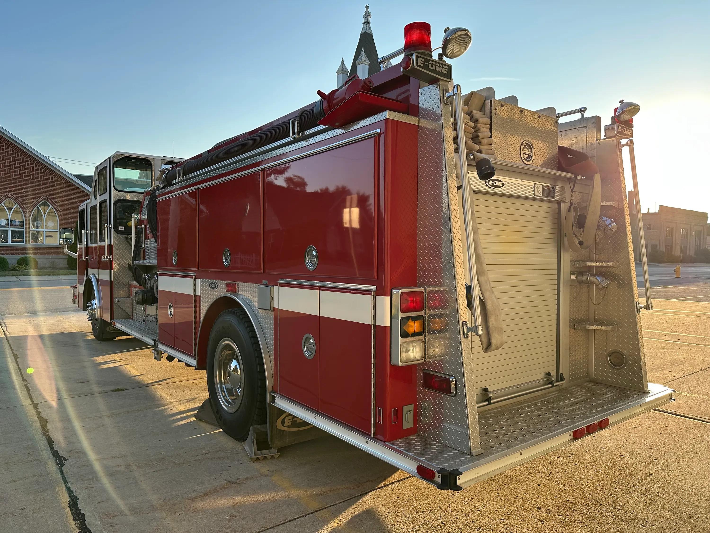 1996 E-One Cyclone Pumper - image 3