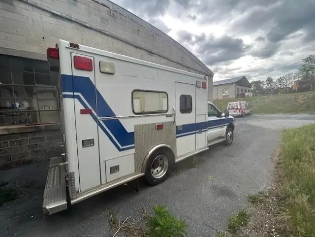 2000 MedTec Ford Type I Ambulance - image 4