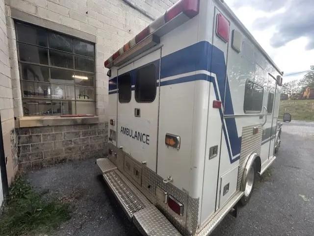 2000 MedTec Ford Type I Ambulance - image 5