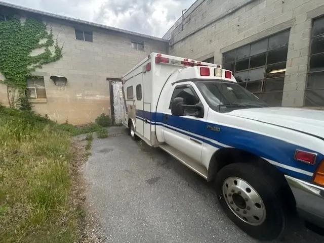 2000 MedTec Ford Type I Ambulance - image 3