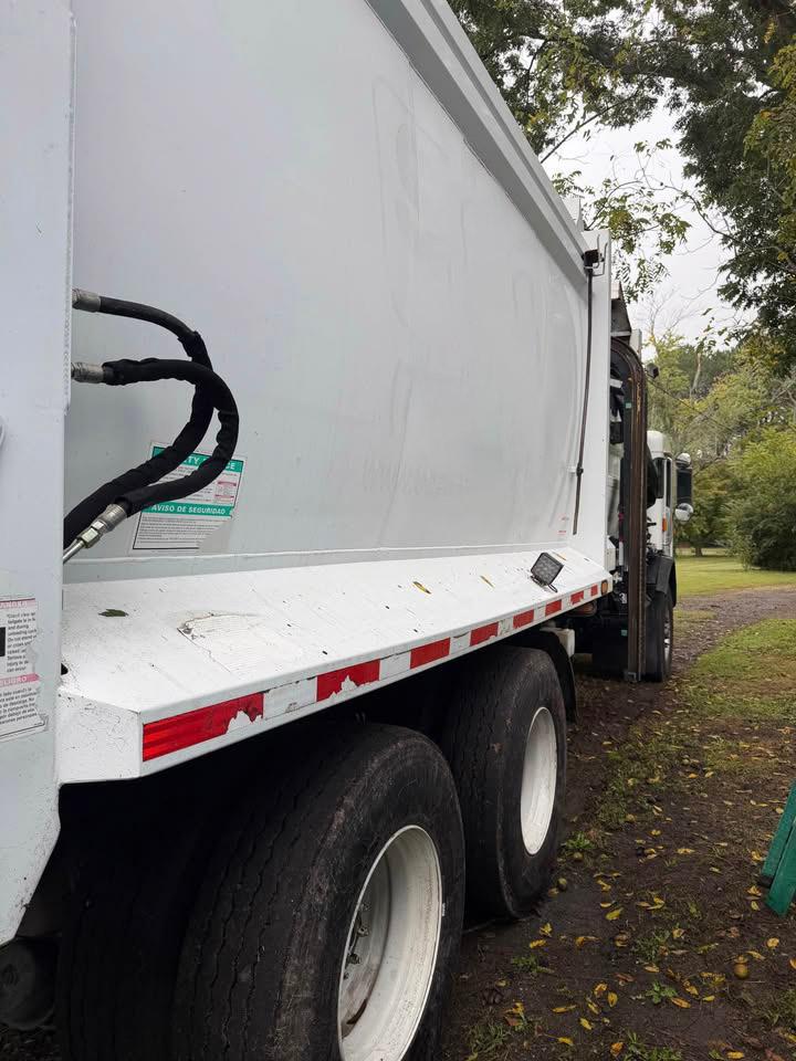2017 Peterbilt McNeilus Automated Side Loader - image 3