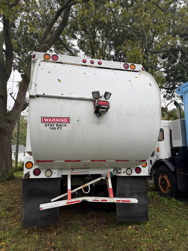 2017 Peterbilt McNeilus Automated Side Loader - image 4