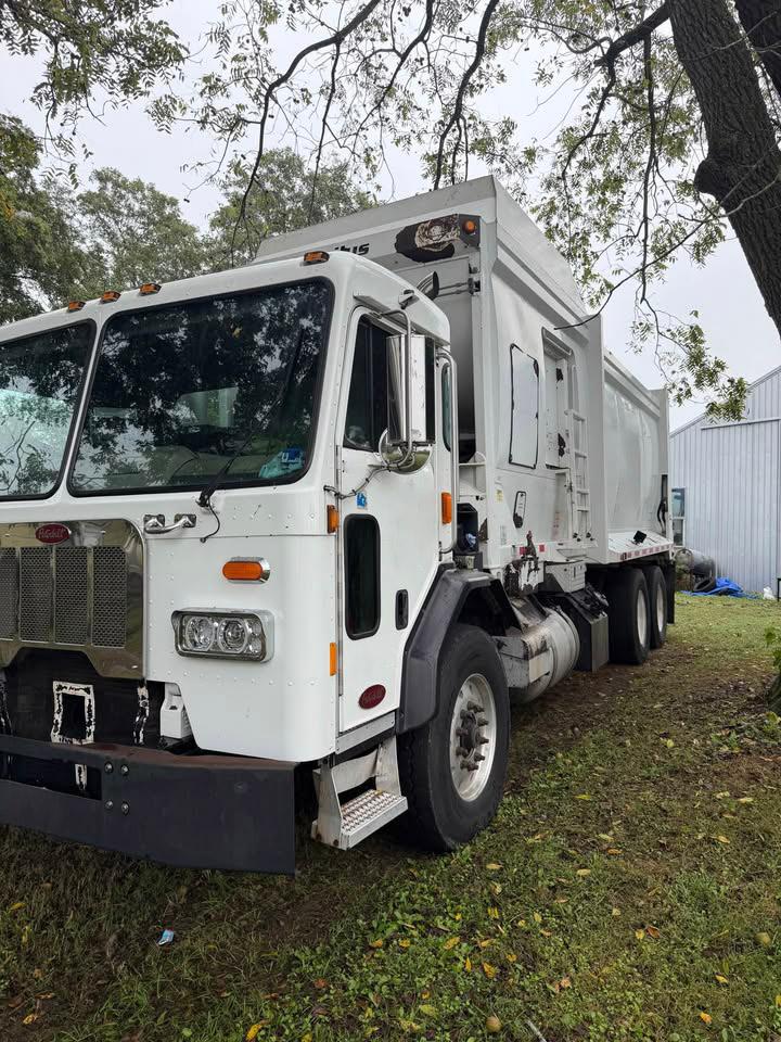 2017 Peterbilt McNeilus Automated Side Loader - image 2